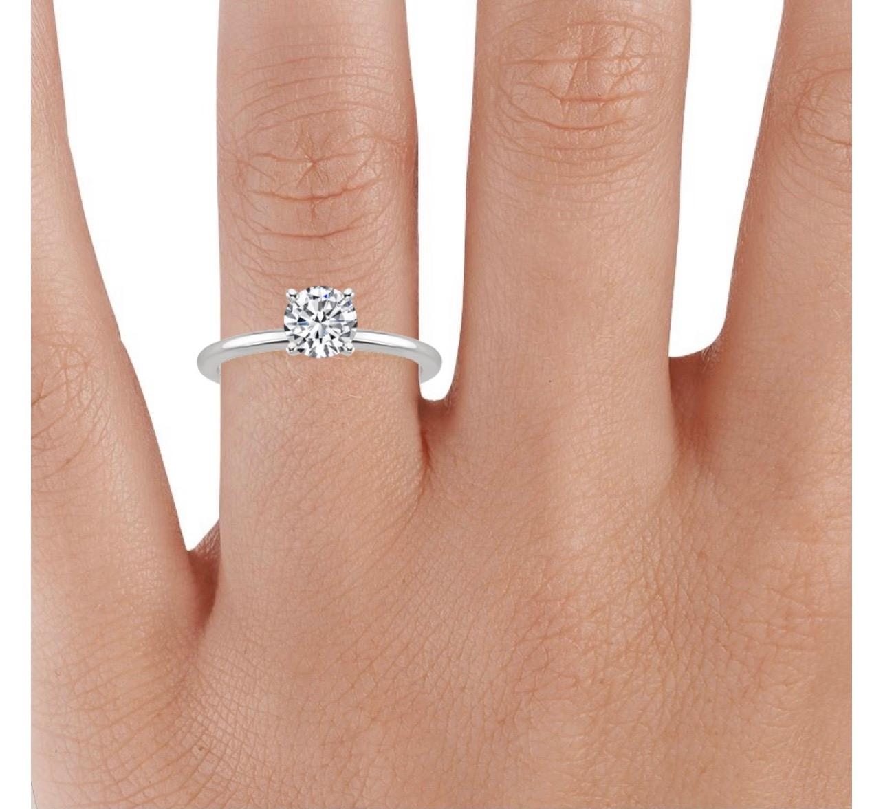 Ungefähr  1 Karat Diamant  Traditioneller Verlobungsring 14 Karat Weißgold Größe 7 & 1/2
6,2 mm runder Diamant 
Runder Diamant im Brillantschliff, ca. 1 ct 
Dies ist ein Verlobungsring  aus unserer erschwinglichen Hochzeitskollektion. Bitte erwarten