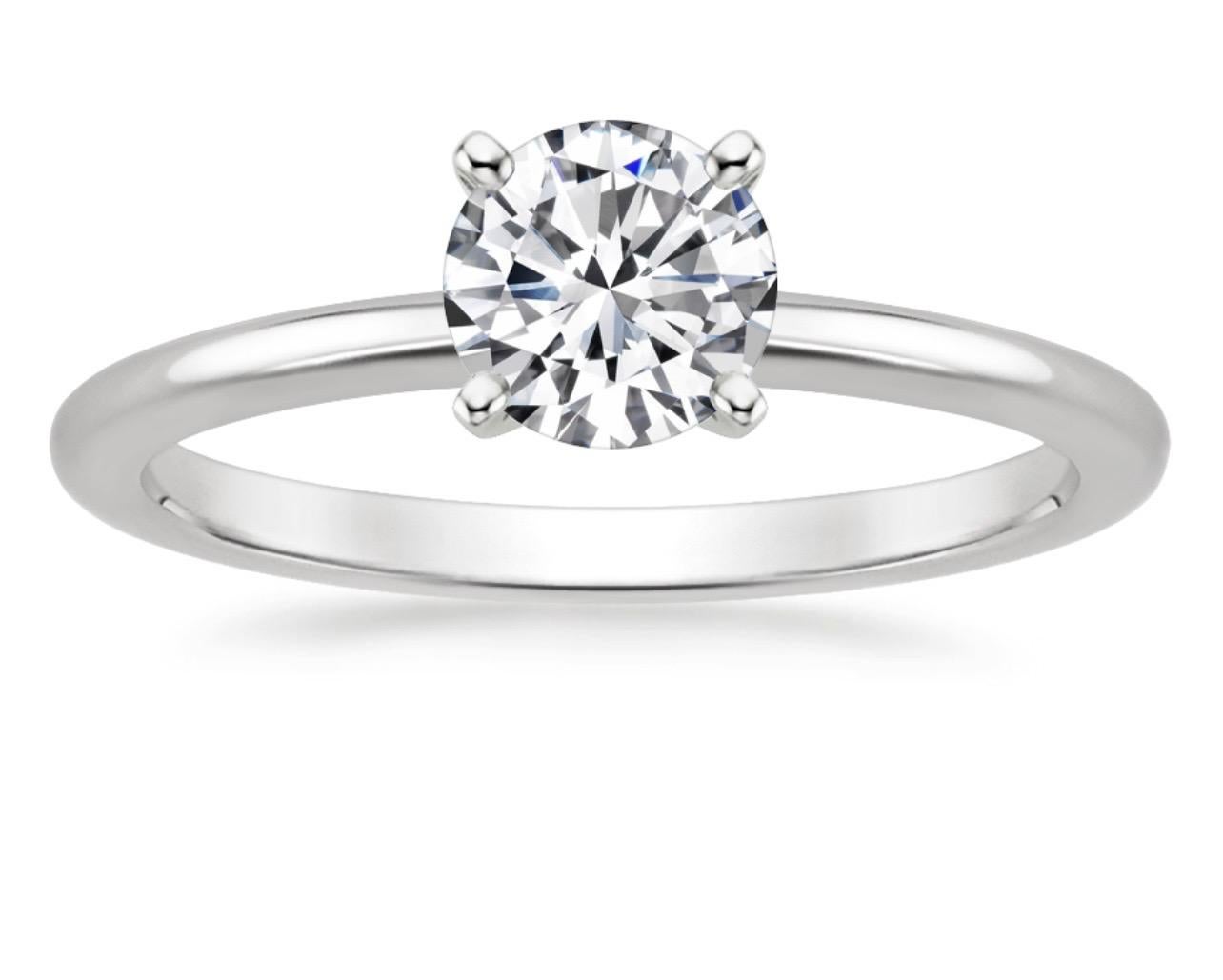 Ungefähr  1 Karat Diamant  Traditioneller Verlobungsring 14 Karat Weißgold Größe 7 & 1/2
6.2 mm runder Diamant 
Runder Diamant im Brillantschliff mit ca. 1 ct 
Dies ist ein Verlobungsring  aus unserer erschwinglichen Hochzeitskollektion. Bitte