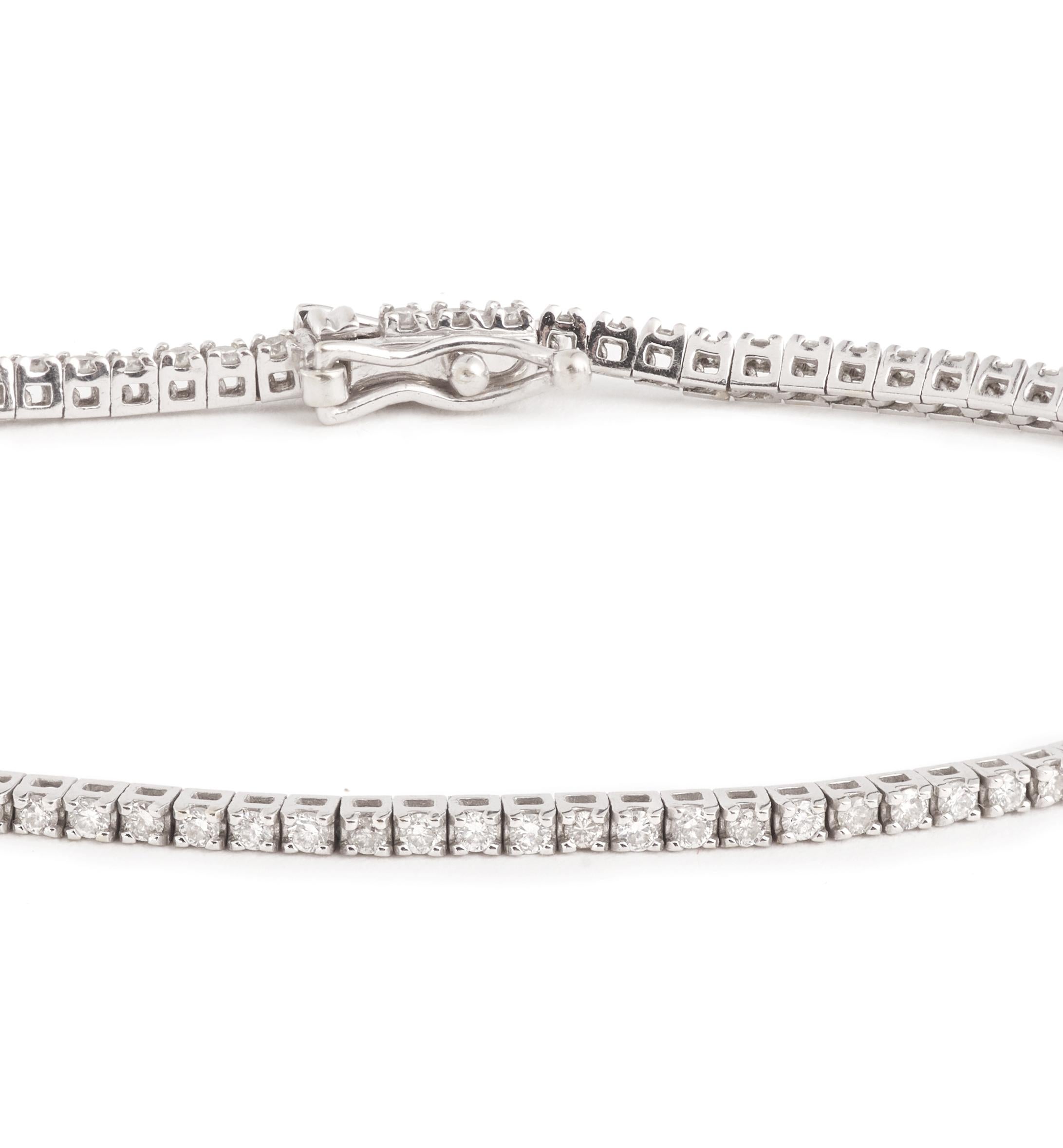 Tennis bracelet set with 100 brilliant cut diamonds for a total weight of 1 carat.

The stones are set on 18 carat white gold, 750 / 000th

Diamonds quality : G-H / VS

Clasp with two eight security

Length of the bracelet: 19 cm (7.48 inch)

Weight