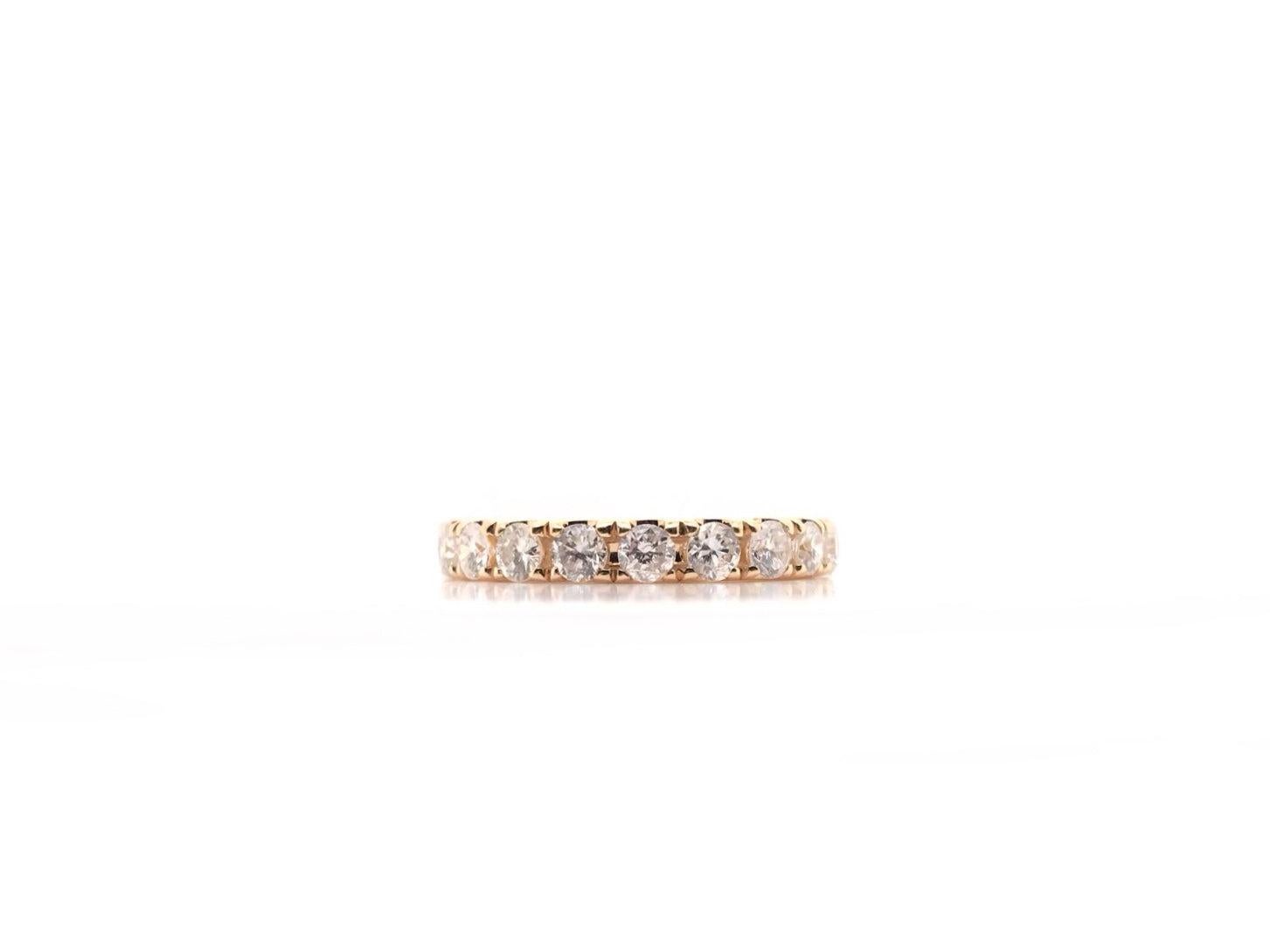 Dieses Diamantband im zeitgenössischen Stil ist mit 11 schillernden Diamanten in 14-karätigem Gold besetzt. Die Diamanten haben eine Farbe von etwa G-H und eine Reinheit von SI1-2. Dieses Stück hat ein Gesamtgewicht der Diamanten von etwa 1,00