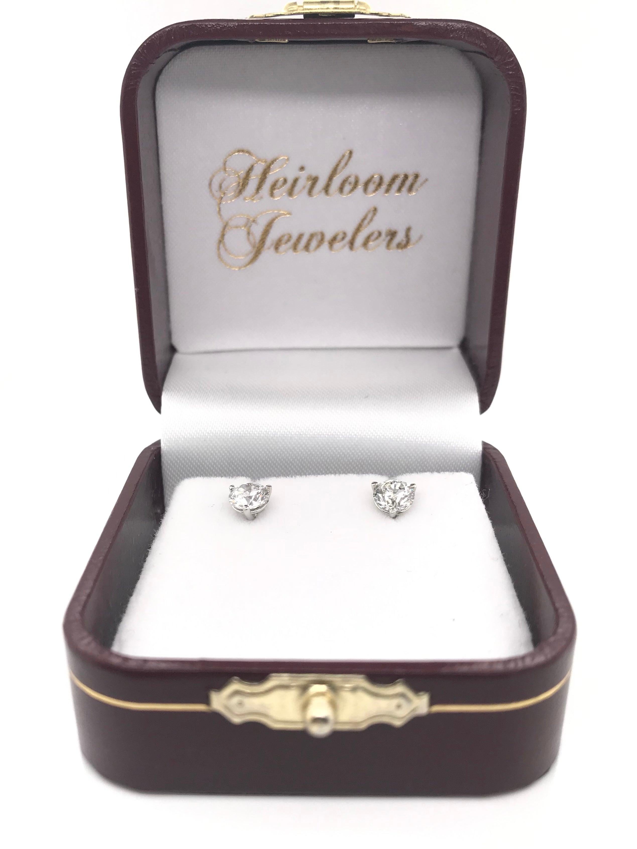 Diese Diamantohrringe im zeitgenössischen Stil bestehen aus ca. 1 Karat Diamanten; Gesamtgewicht. Die Fassungen bestehen aus 14 Karat Weißgold und sind im 