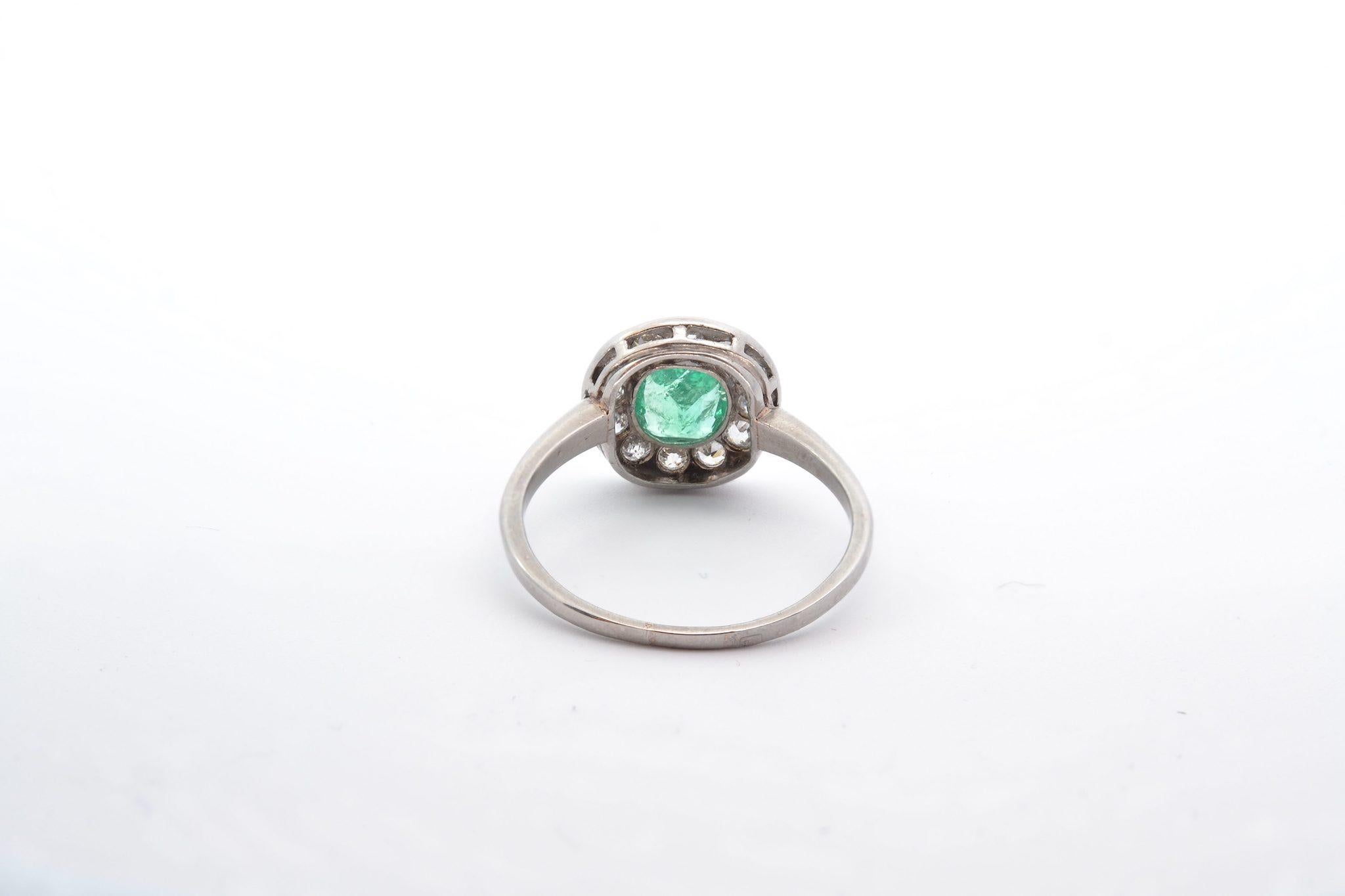  1 Karat Smaragd und 12 Diamanten Ring aus 1920 im Zustand „Gut“ im Angebot in PARIS, FR