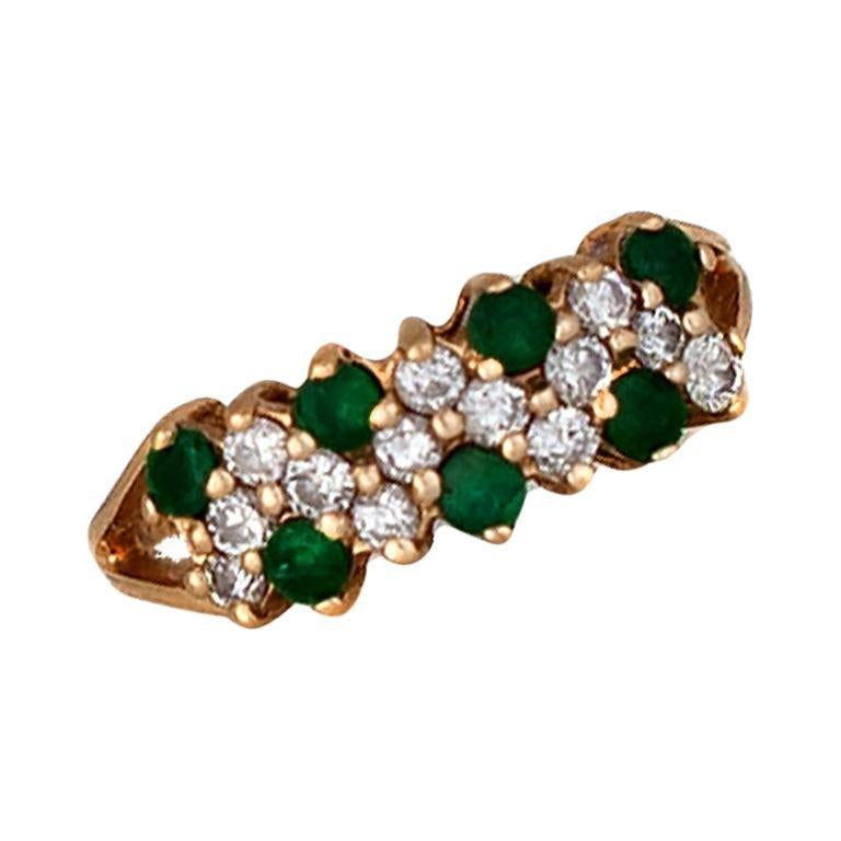 Contemporary 1 Carat Emerald and Diamond Ring Set in 14 Carat Gold For Sale