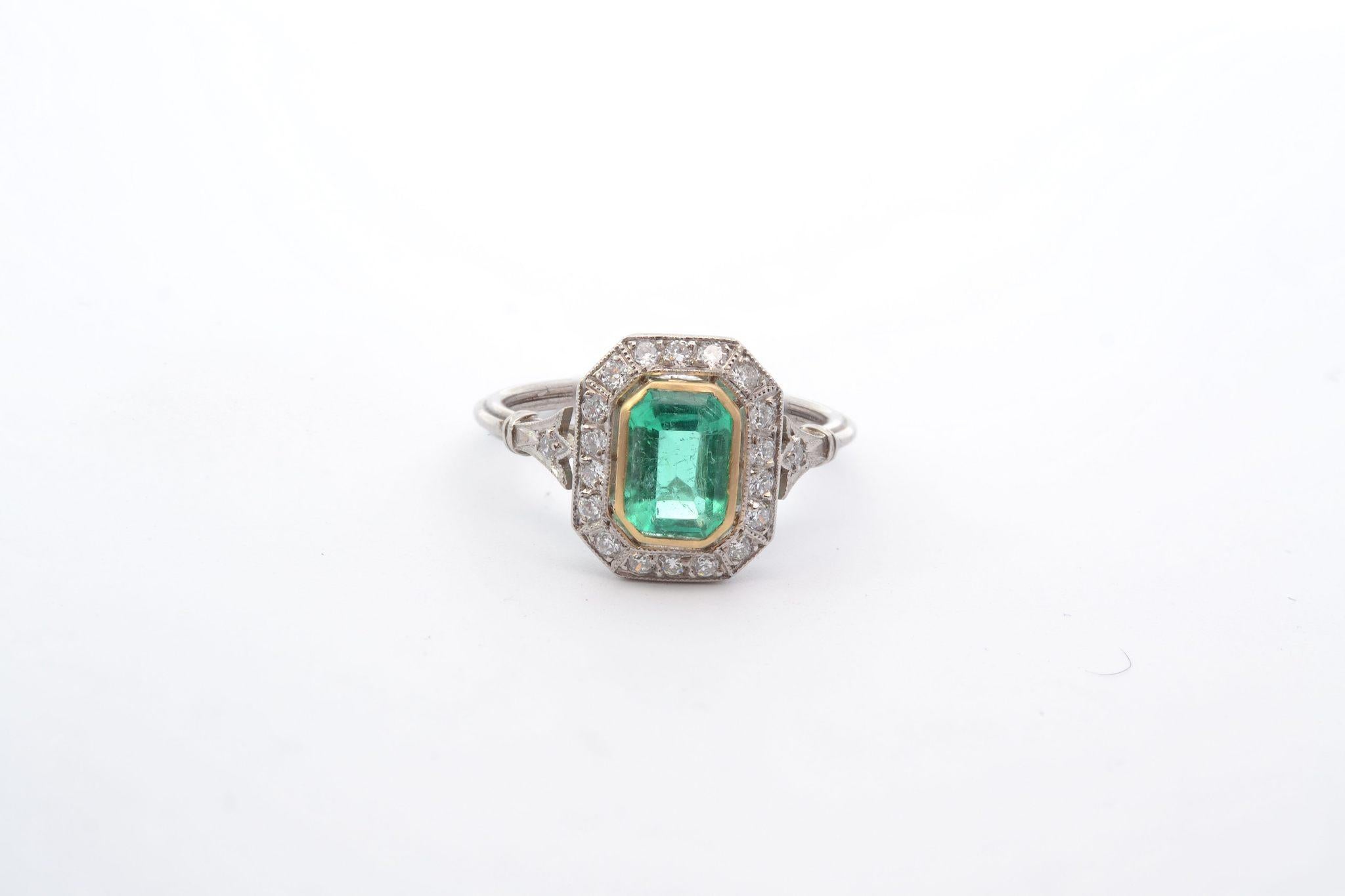 Stones: 1 emerald of 1ct, 20 diamonds: 0.45ct
Material: Platinum and yellow gold
Dimensions: 1.2cm x 1cm
Weight: 3.6g
Period: Art Deco style
Size: 52 (free sizing)
Certificate
Ref. : 25163-25020