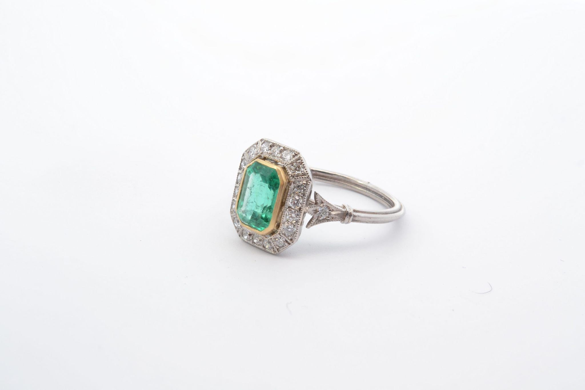 Emerald Cut 1 carat emerald and diamonds ring For Sale