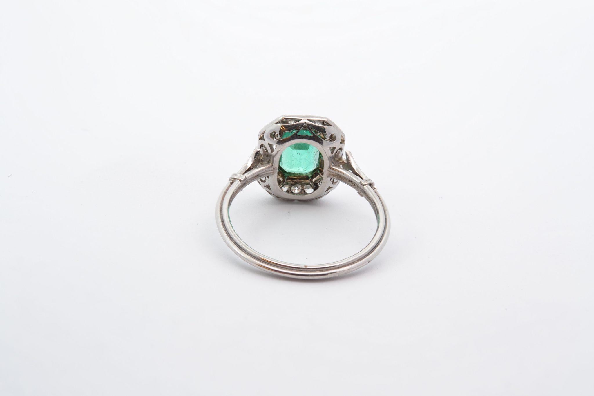 1 carat emerald and diamonds ring In Good Condition For Sale In PARIS, FR