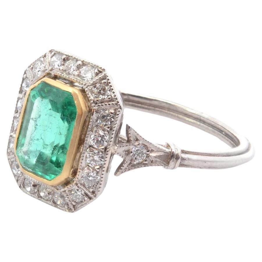 1 carat emerald and diamonds ring For Sale
