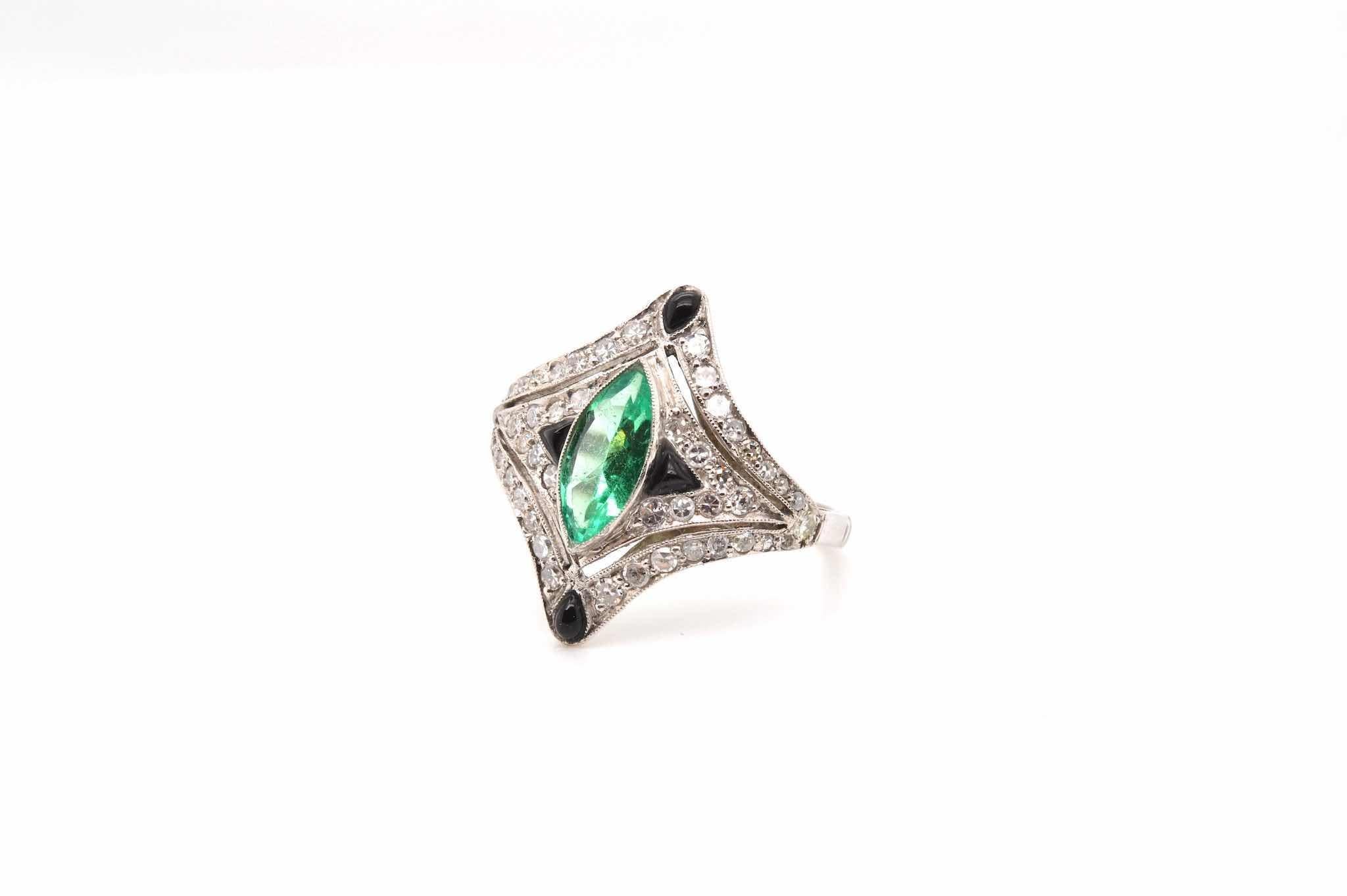 Marquise Cut 1 carat emerald and diamonds ring in platinum For Sale