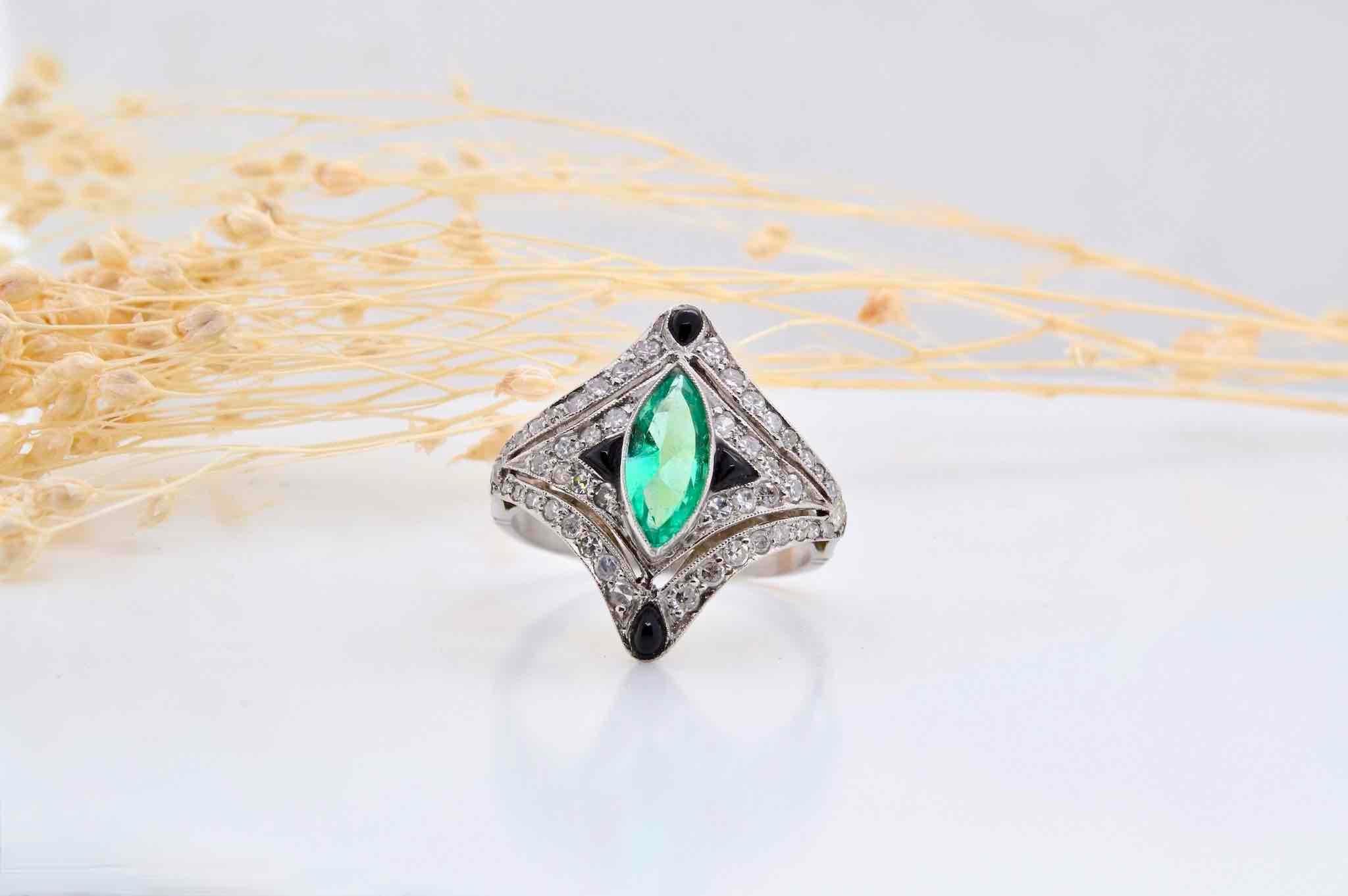 Women's or Men's 1 carat emerald and diamonds ring in platinum For Sale