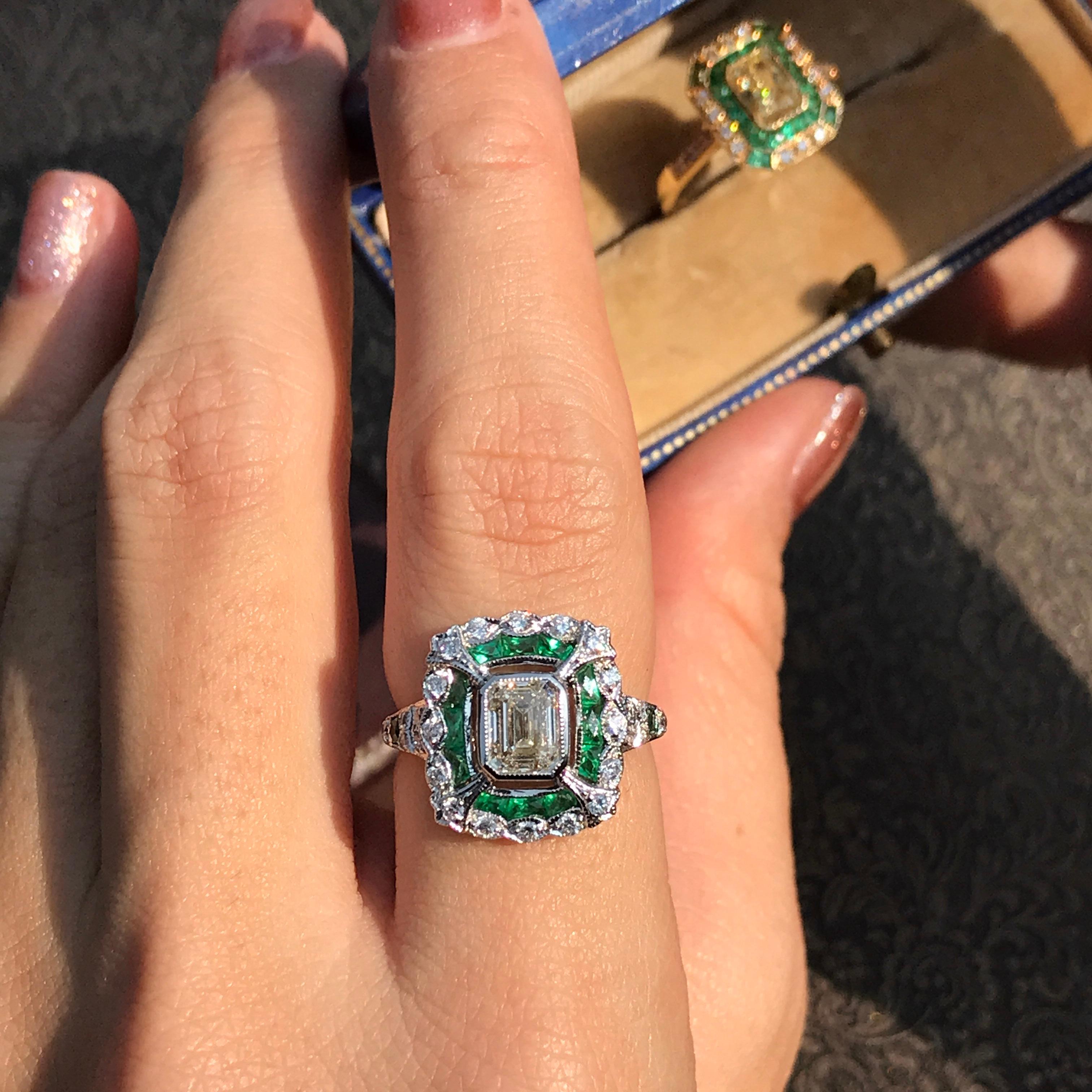 Verlobungsring aus 18 Karat Gold mit GIA-Diamant im Smaragdschliff und Smaragd im Art-déco-Stil (Art déco) im Angebot