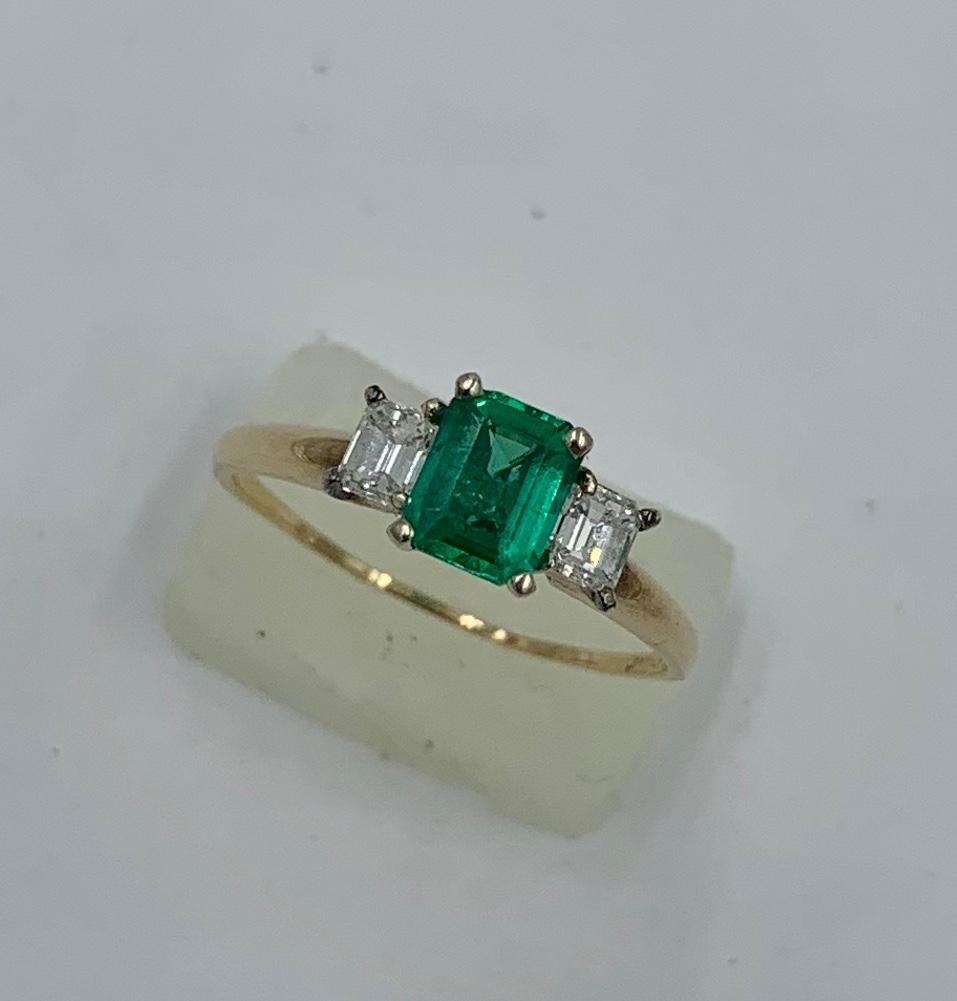 Eine atemberaubende antike Smaragd und Diamant Emerald Cut drei Stein-Ring.  Die Hochzeit Verlobungsring verfügt über eine absolut wunderschöne Emerald Cut 1::03 Karat Smaragd.  Dieser Smaragd ist Deep Fine Green mit hervorragender Reinheit.  Der