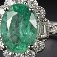 Anello da cocktail con diamante smeraldo da 1 carato e montatura a halo smerlata