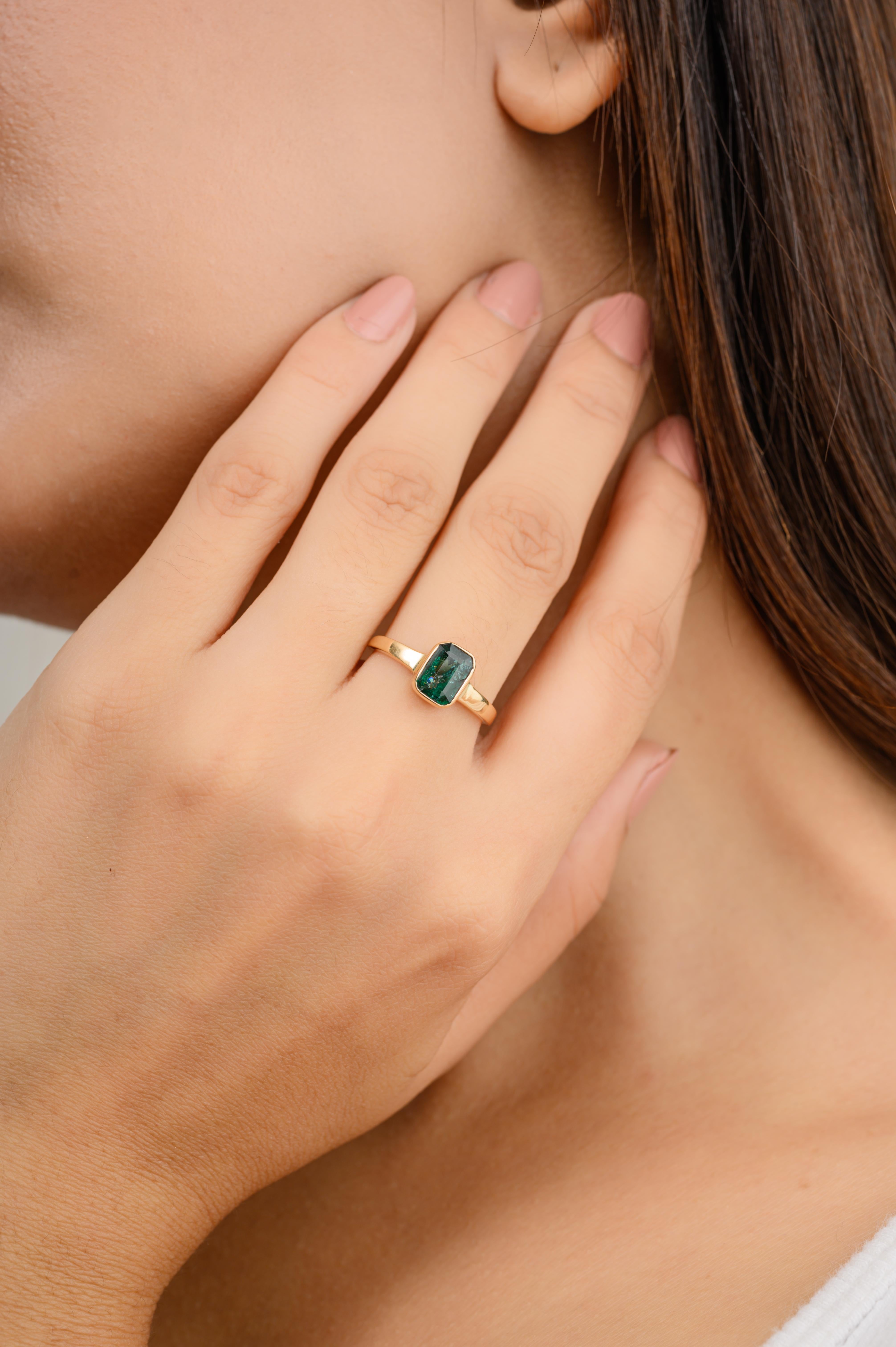 En vente :  Bague solitaire unisexe en or jaune massif 18 carats avec émeraude de 1 carat 4