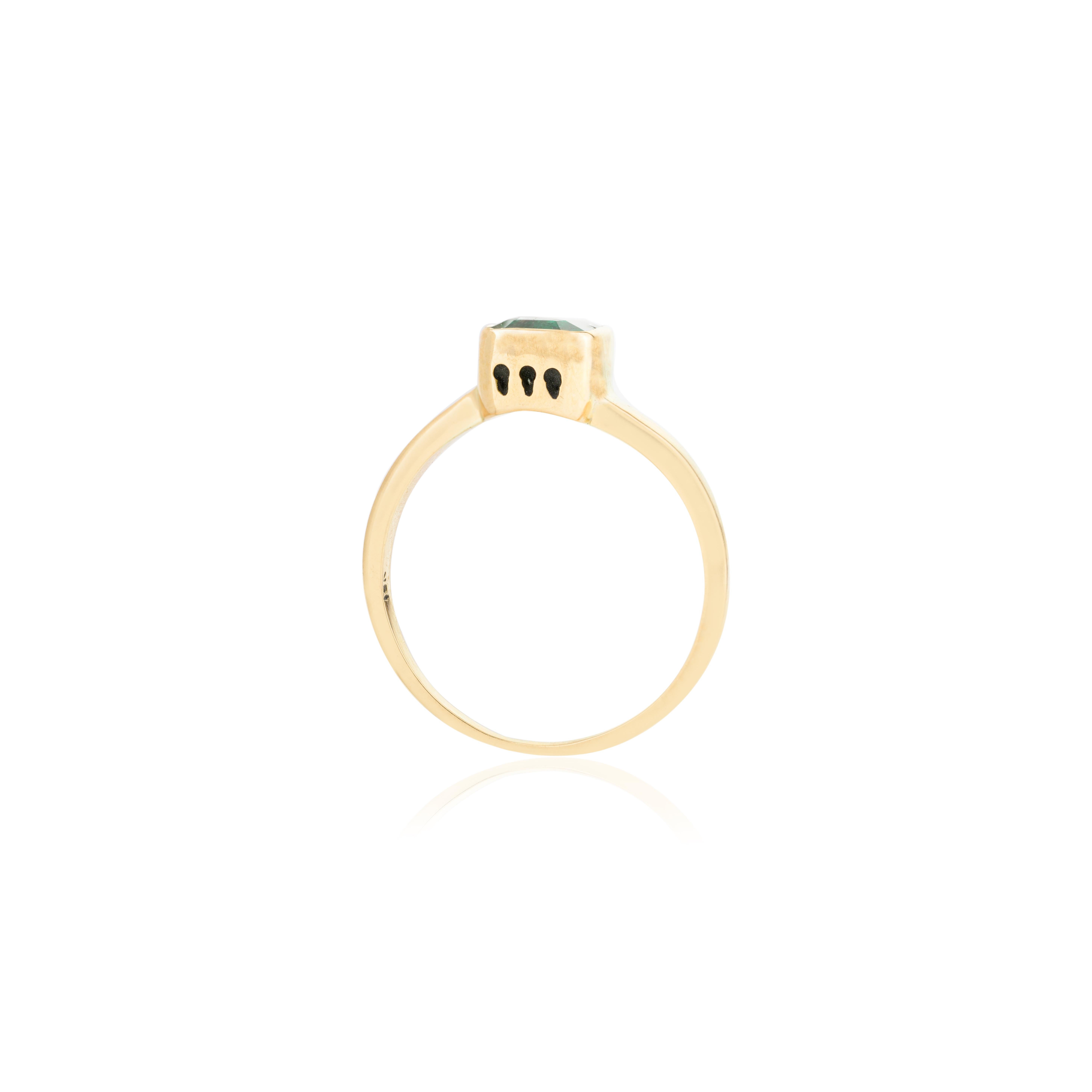 En vente :  Bague solitaire unisexe en or jaune massif 18 carats avec émeraude de 1 carat 8
