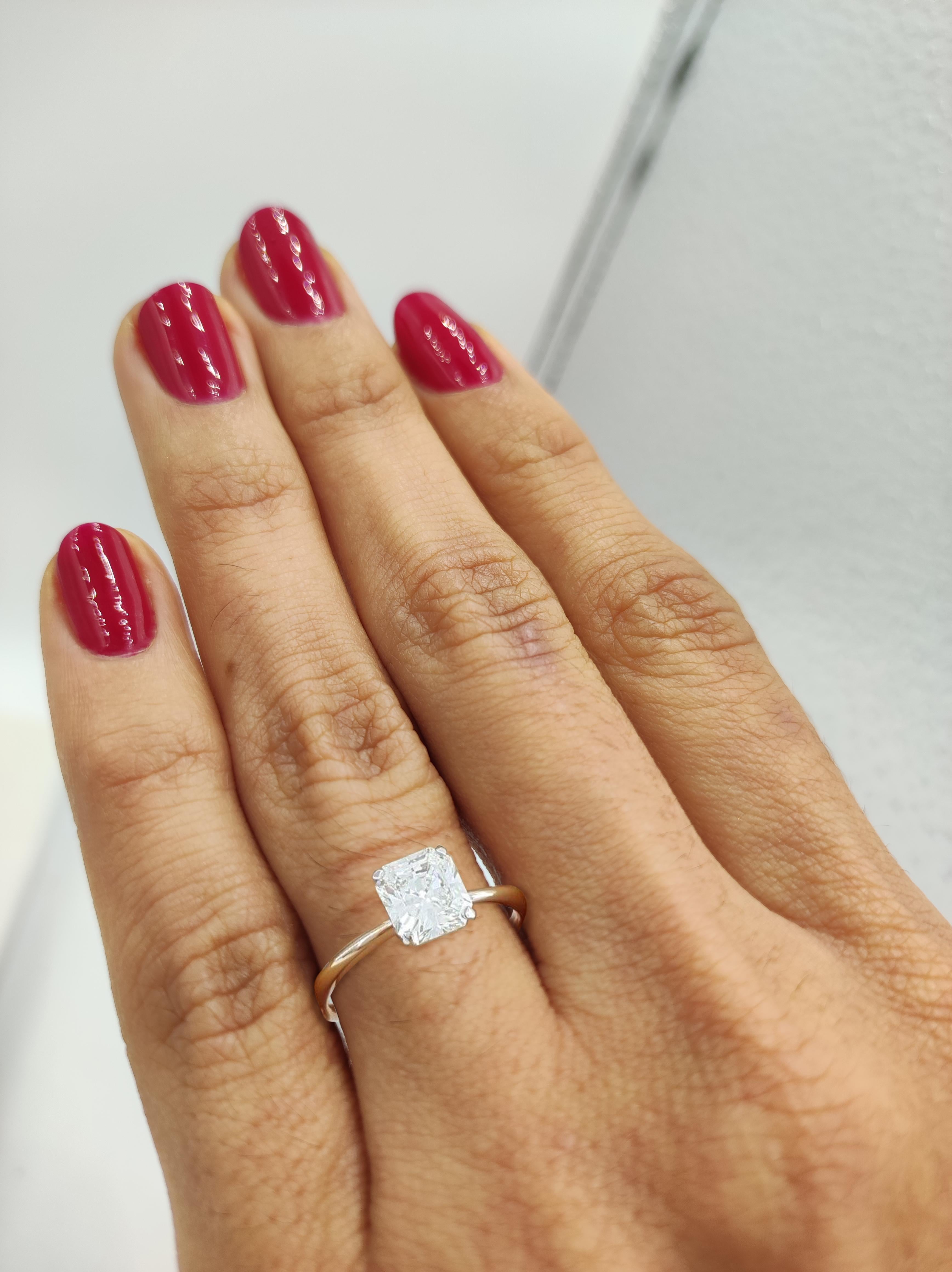 1 Carat F Color VS Clarity Square Radiant Cut Diamond Solitaire Ring In New Condition For Sale In Rome, IT
