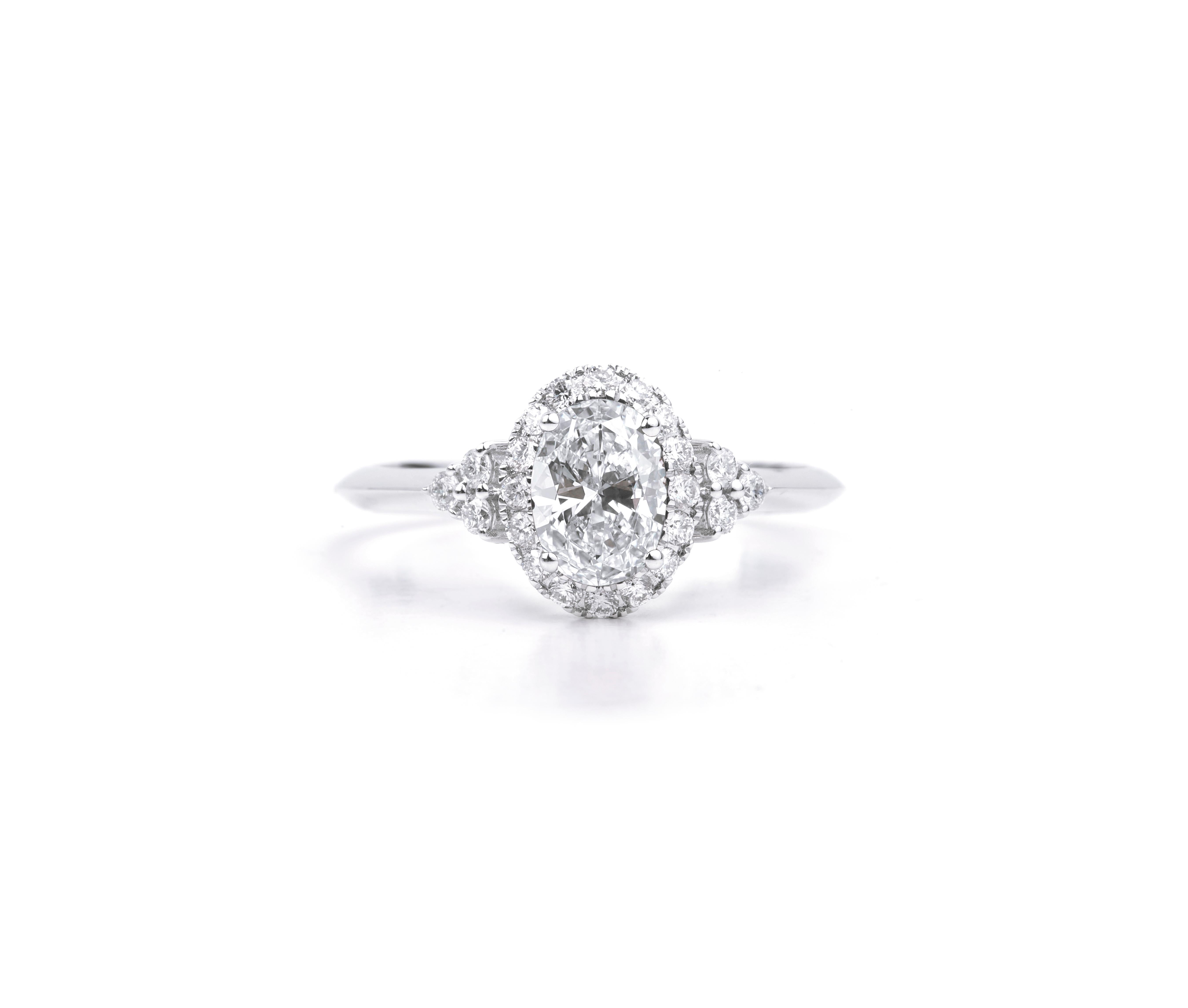GIA Report Certified 1 carat E VS Oval Cut Diamond Engagement Cocktail Ring 

Disponible en or blanc 18k.

Le même design peut être réalisé avec d'autres pierres précieuses sur demande.

Détails du produit :

- Or massif

- Diamant latéral - environ