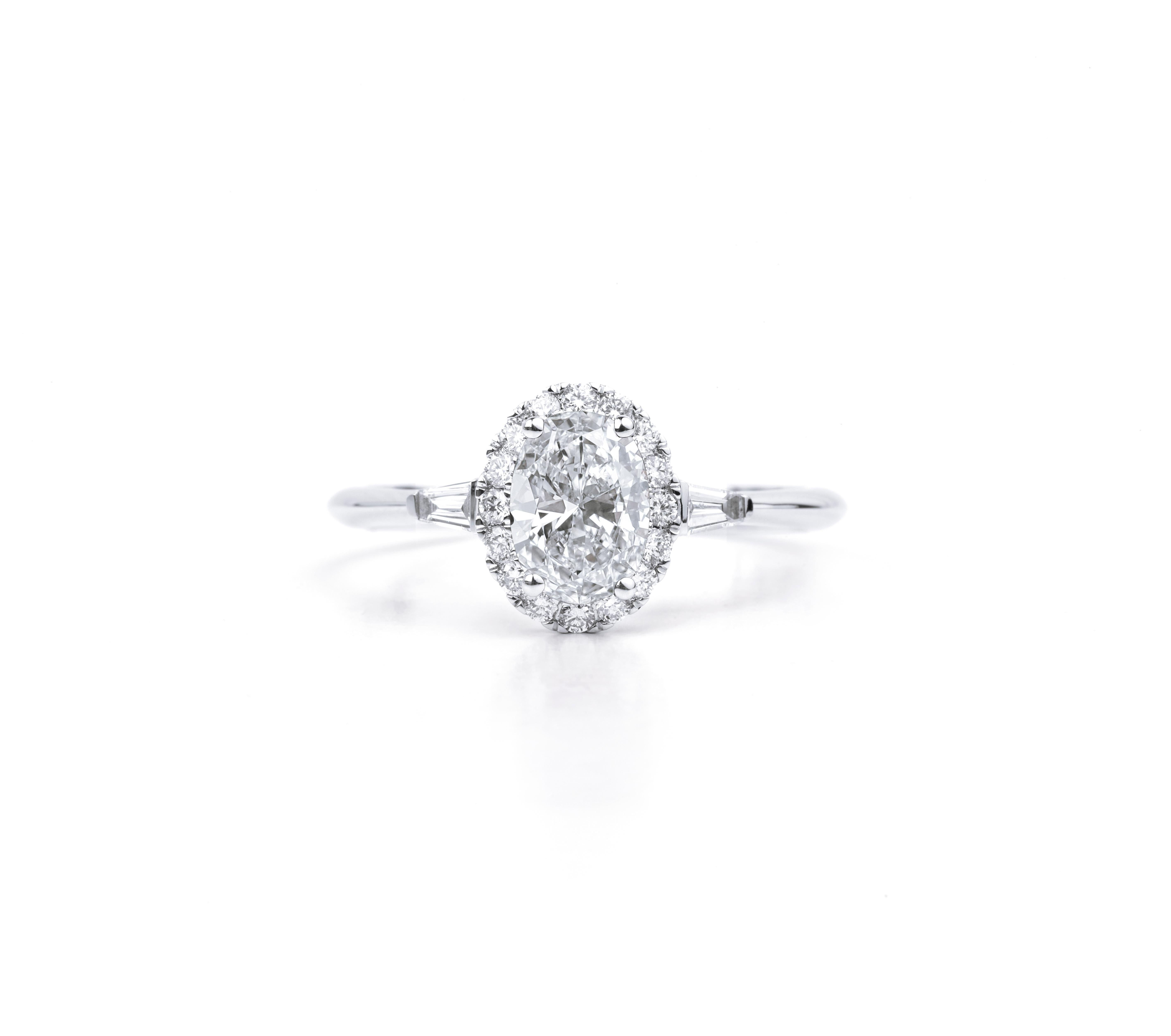 GIA Report Certified 1 carat E VS1 Oval Cut Diamond Engagement Cocktail Ring With Baguette Diamonds

Disponible en or blanc 18k.

Le même design peut être réalisé avec d'autres pierres précieuses sur demande.

Détails du produit :

- Or massif

-