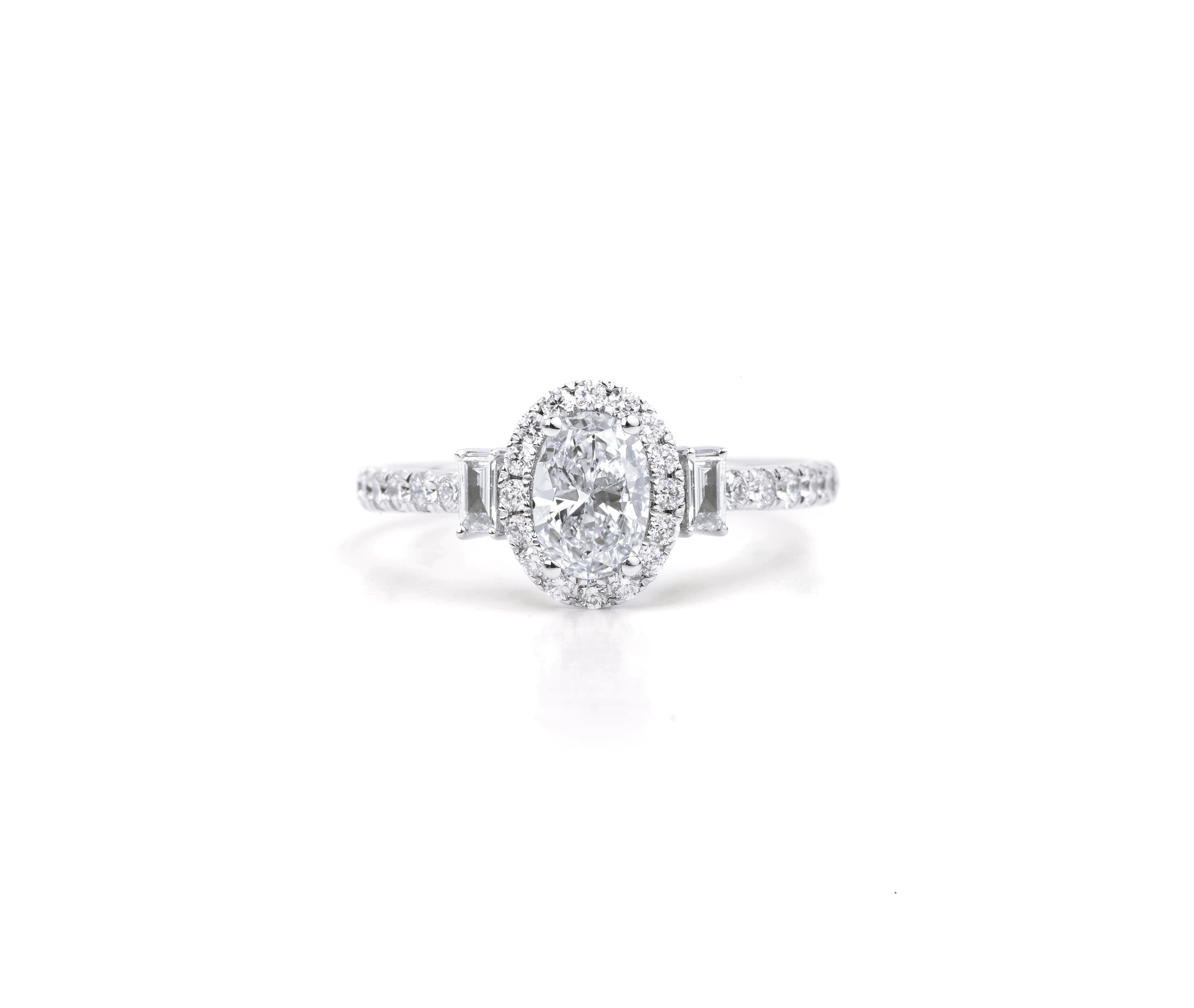 GIA Report Certified 1 carat G VS Oval Cut Engagement Diamond Cocktail Ring With Baguette Diamonds

Disponible en or blanc 18k.

Le même design peut être réalisé avec d'autres pierres précieuses sur demande.

Détails du produit :

- Or massif

-