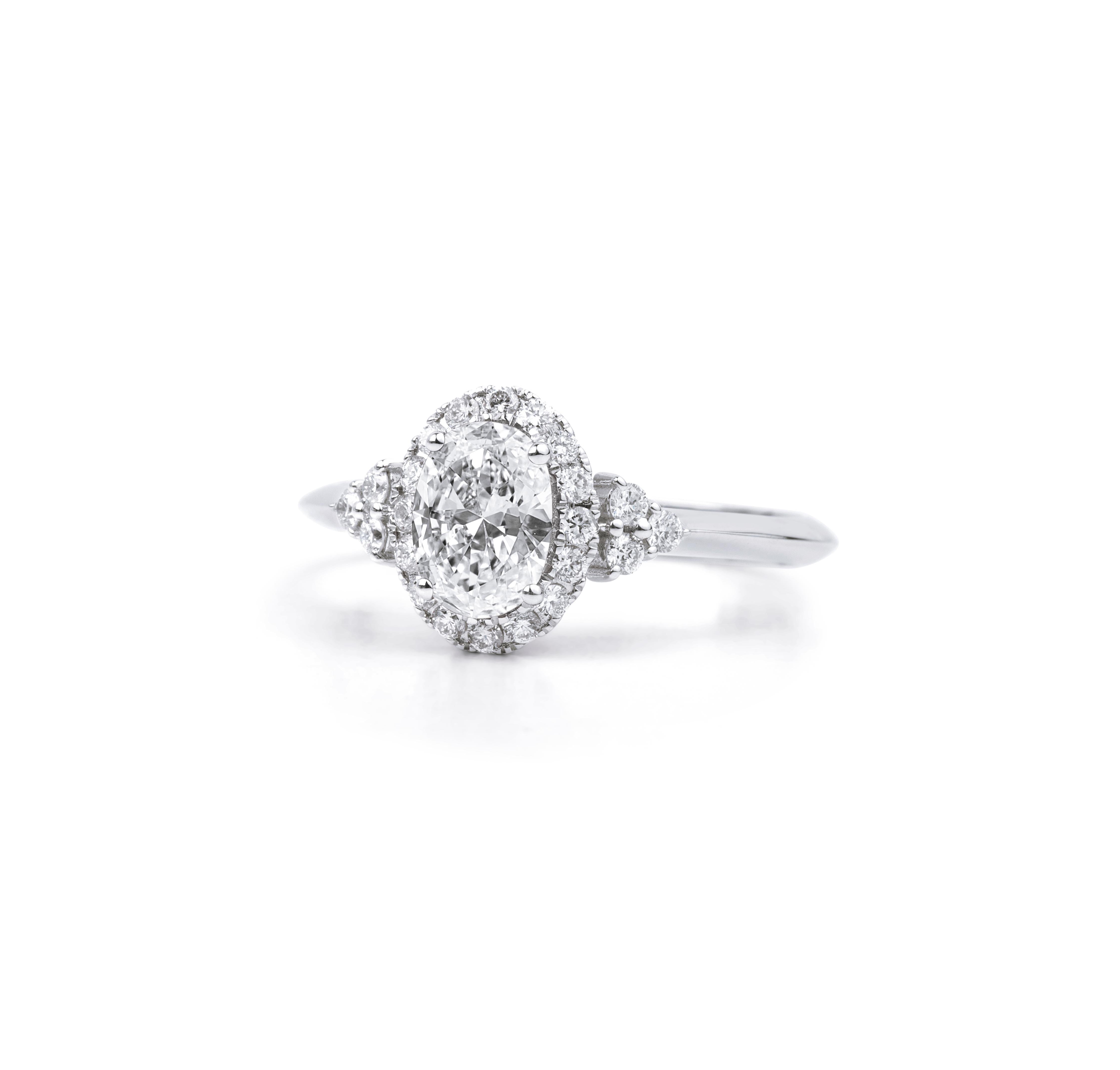 Art déco GIA Report Certified 1 Carat E VS Oval Cut Diamond Engagement Ring in 18k white  en vente