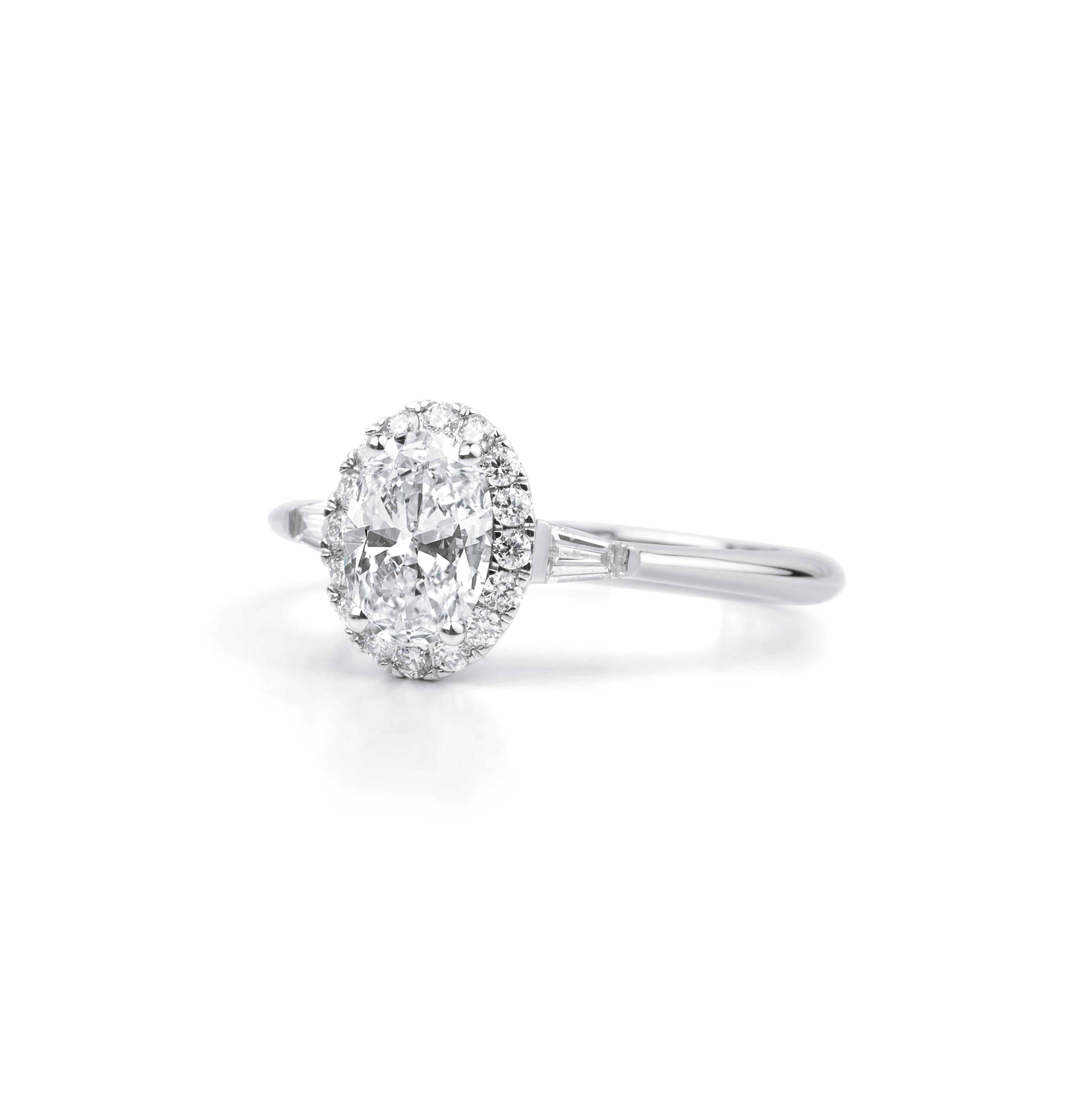 Art déco GIA Report Certified 1 Carat E VS Oval Cut Diamond Engagement Ring with Baguette en vente