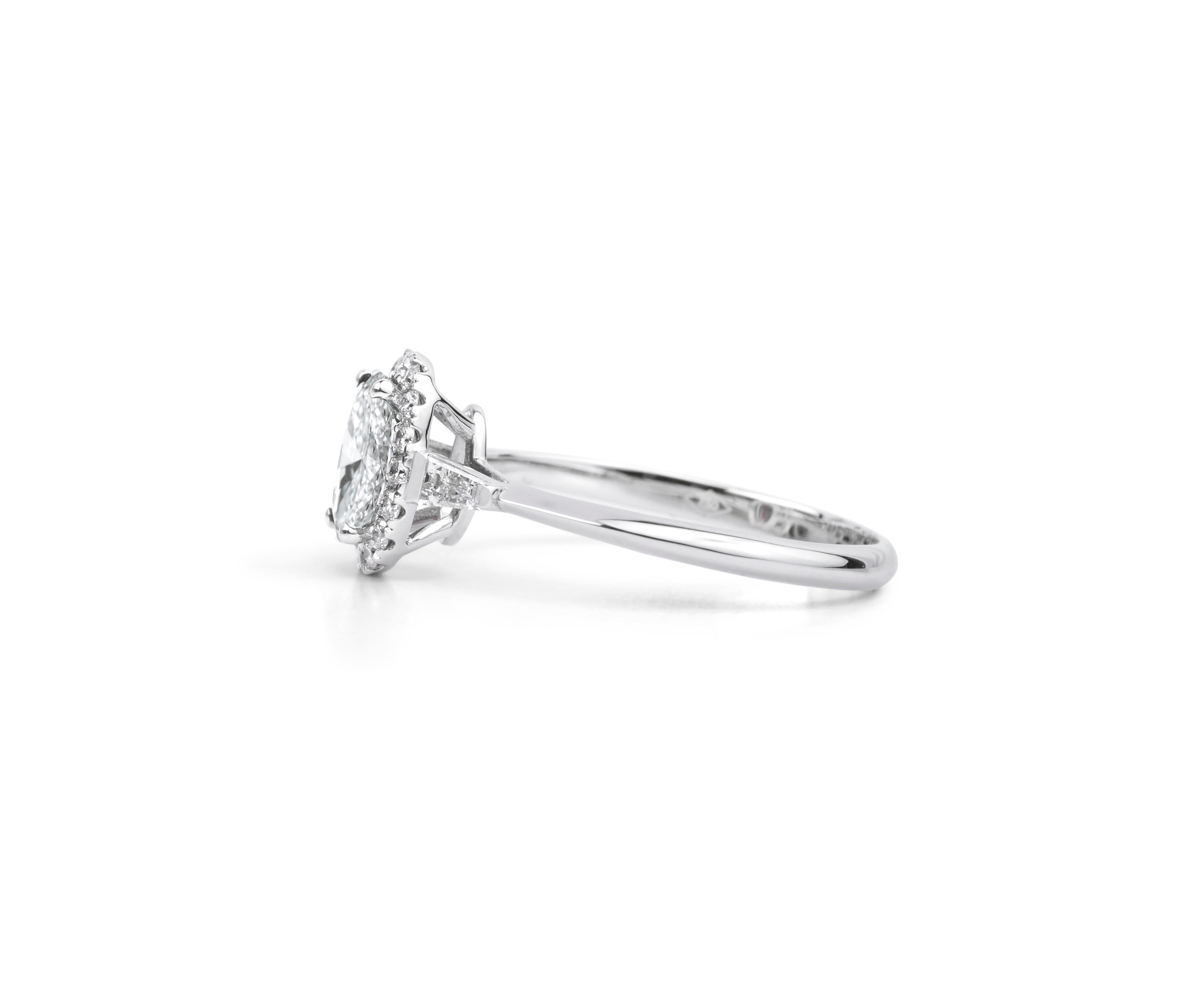 GIA Report Certified 1 Carat E VS Oval Cut Diamond Engagement Ring with Baguette In New Condition For Sale In Jaipur, RJ