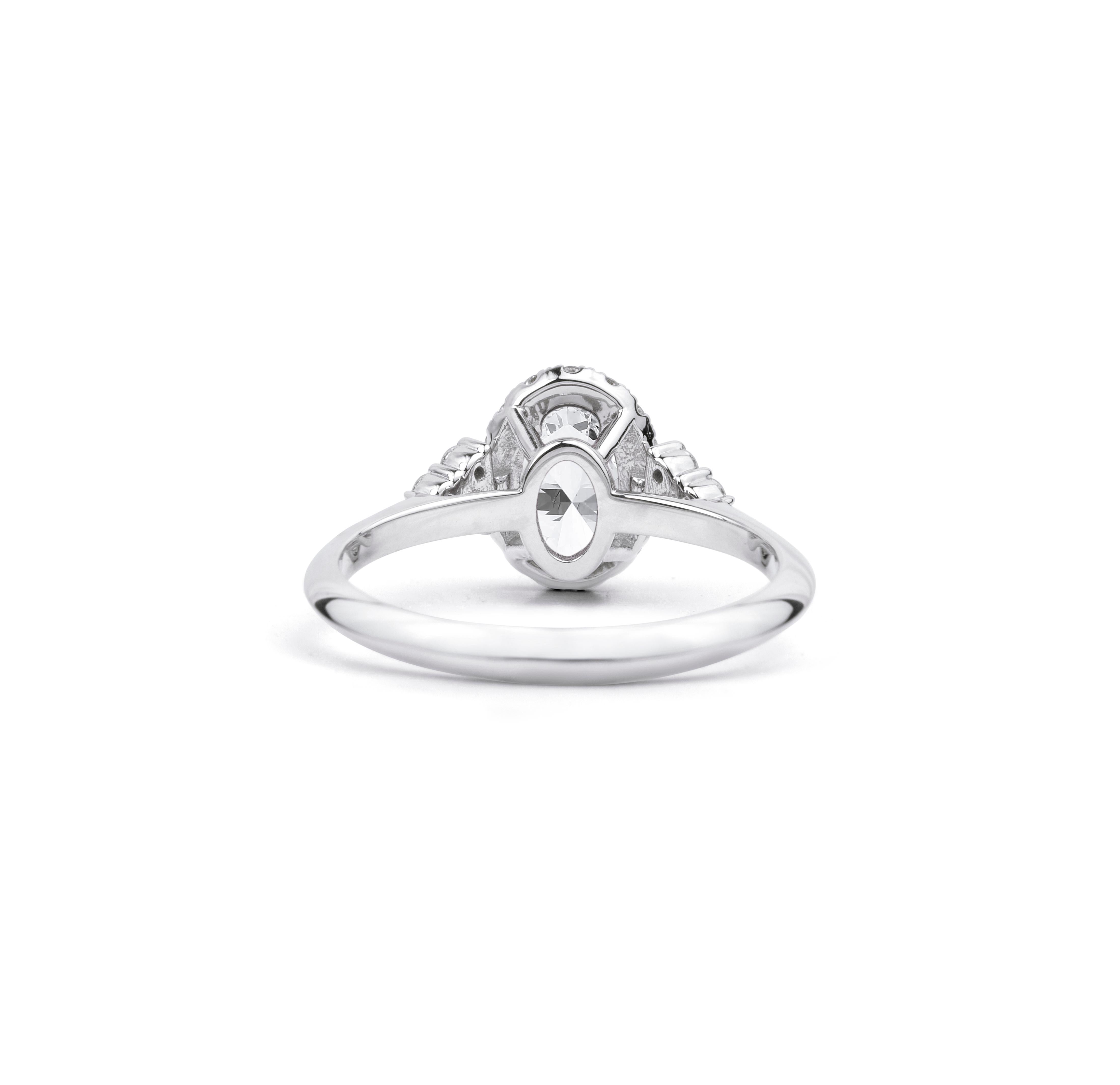 GIA Report Certified 1 Carat E VS Oval Cut Diamond Engagement Ring in 18k white  Neuf - En vente à Jaipur, RJ