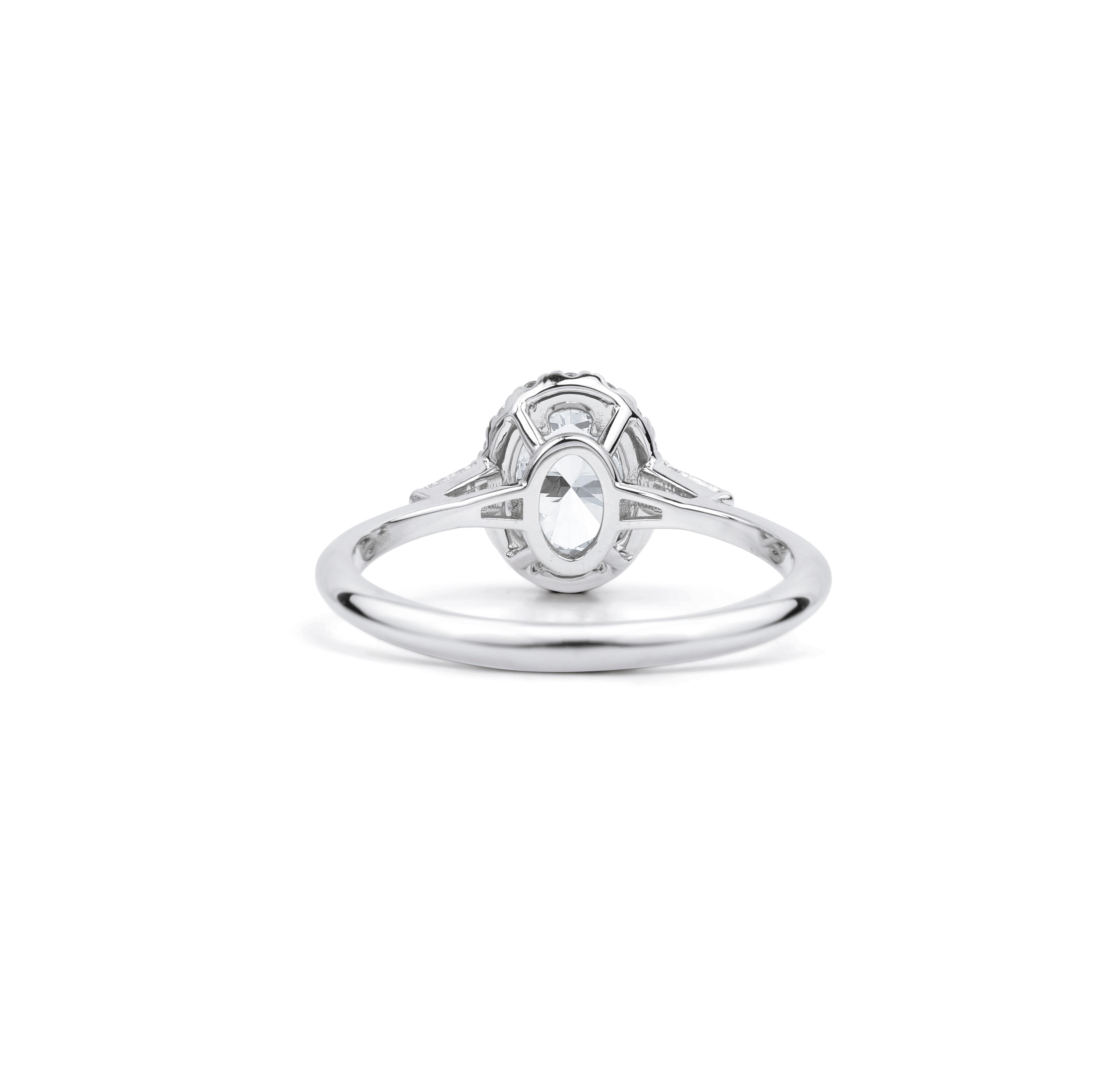 GIA Report Certified 1 Carat E VS Oval Cut Diamond Engagement Ring with Baguette Neuf - En vente à Jaipur, RJ