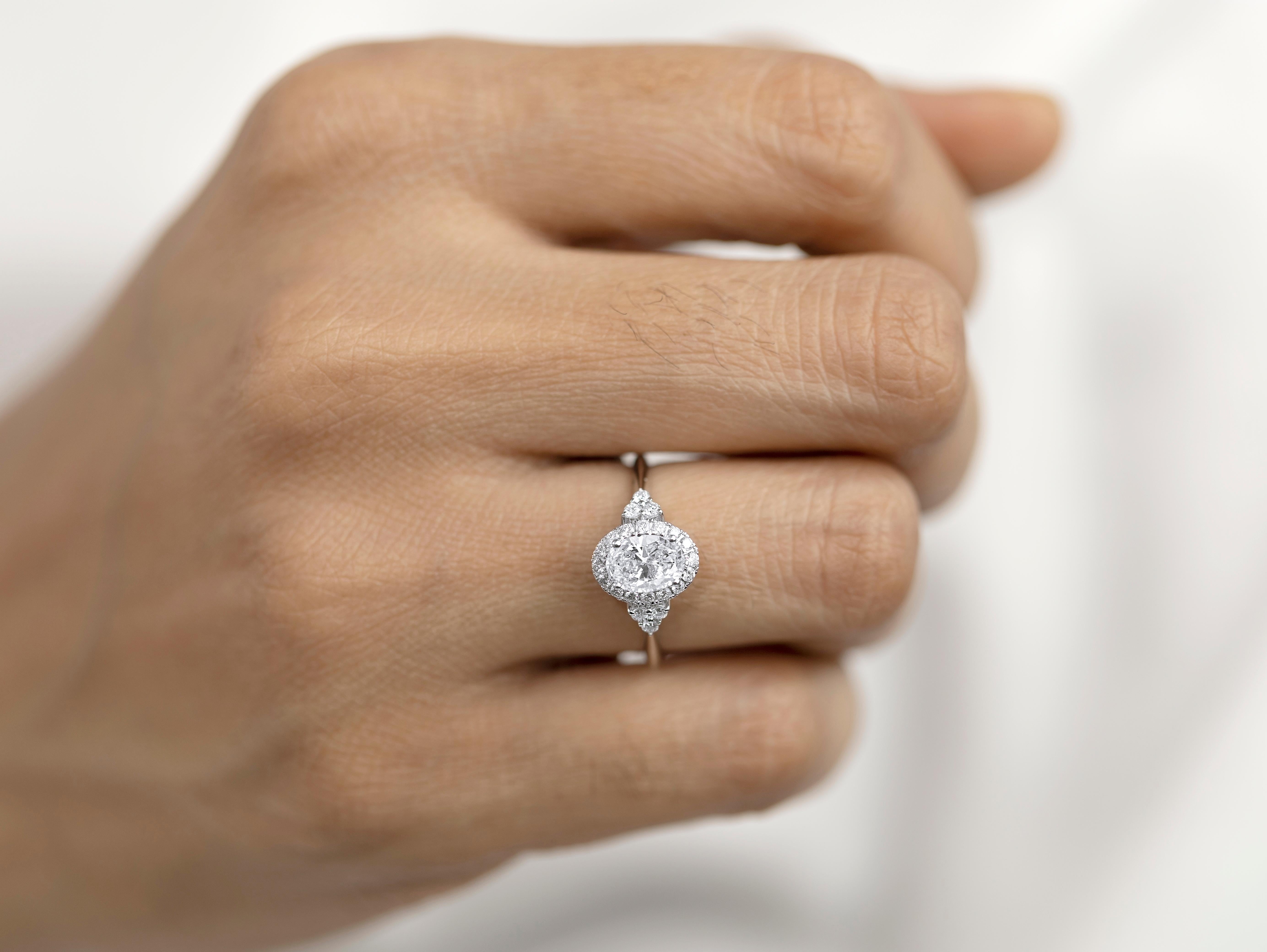 GIA Report Certified 1 Carat E VS Oval Cut Diamond Engagement Ring in 18k white  Pour femmes en vente