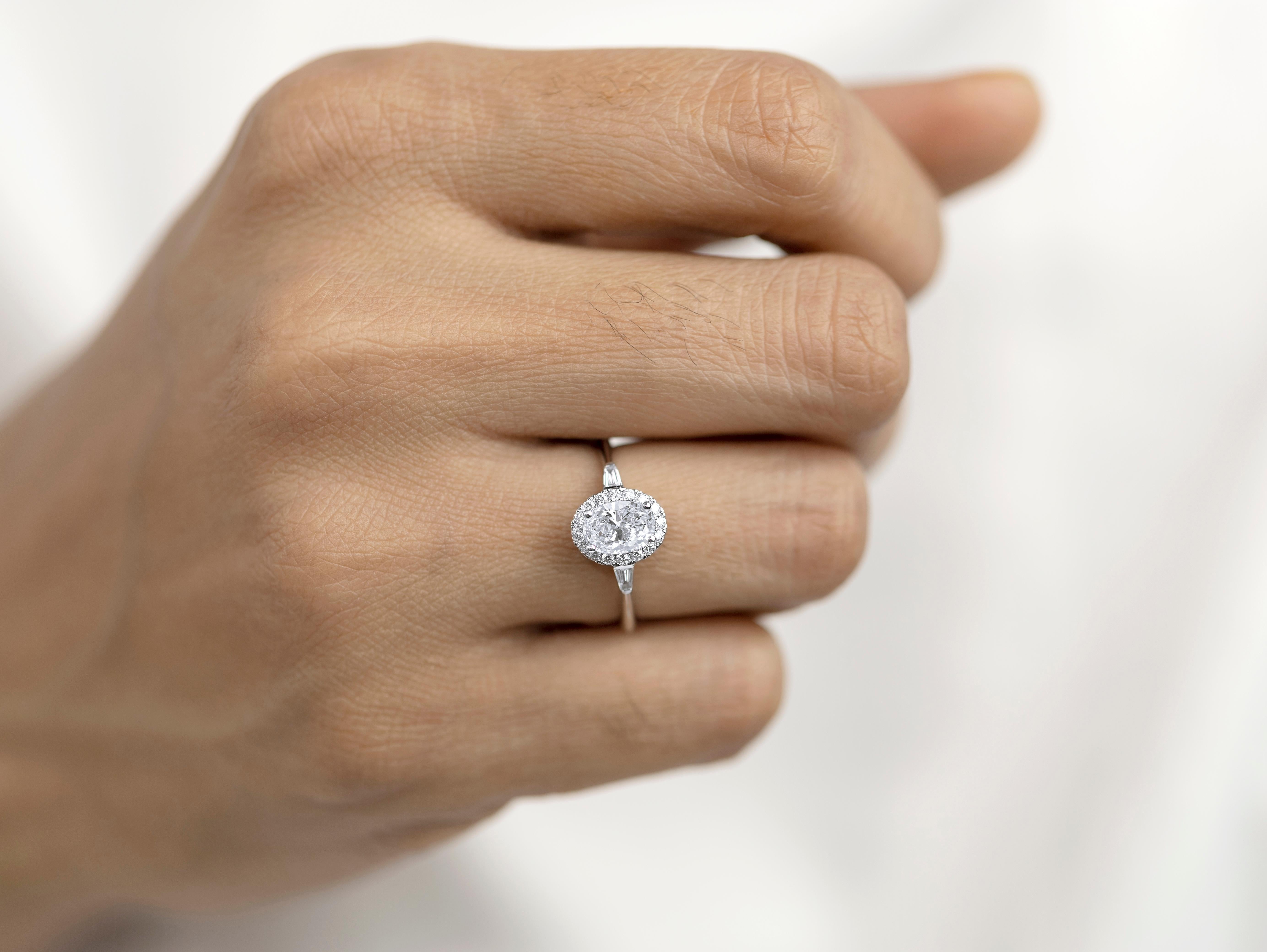 GIA Report Certified 1 Carat E VS Oval Cut Diamond Engagement Ring with Baguette Pour femmes en vente