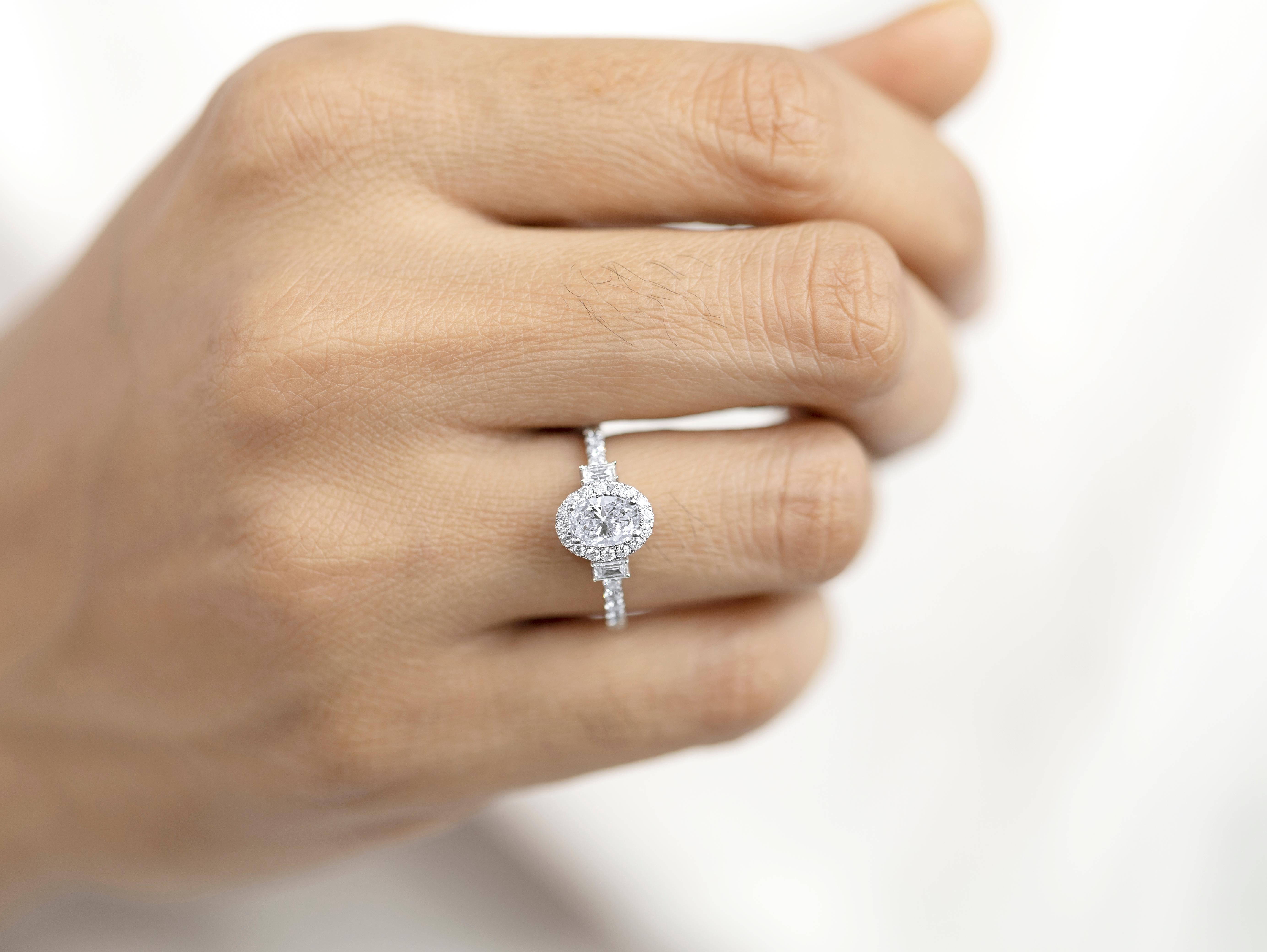 Bague de fiançailles de 18 carats avec diamant blanc de 1 carat de taille ovale G VS certifié par le GIA Pour femmes en vente