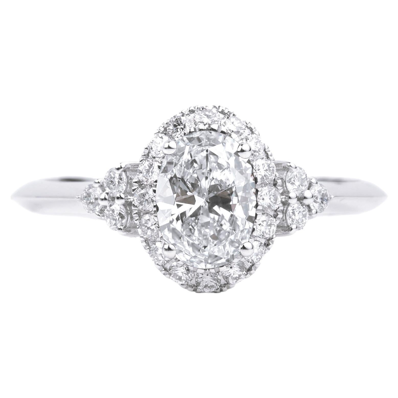 GIA Report Certified 1 Carat E VS Oval Cut Diamond Engagement Ring in 18k white  en vente