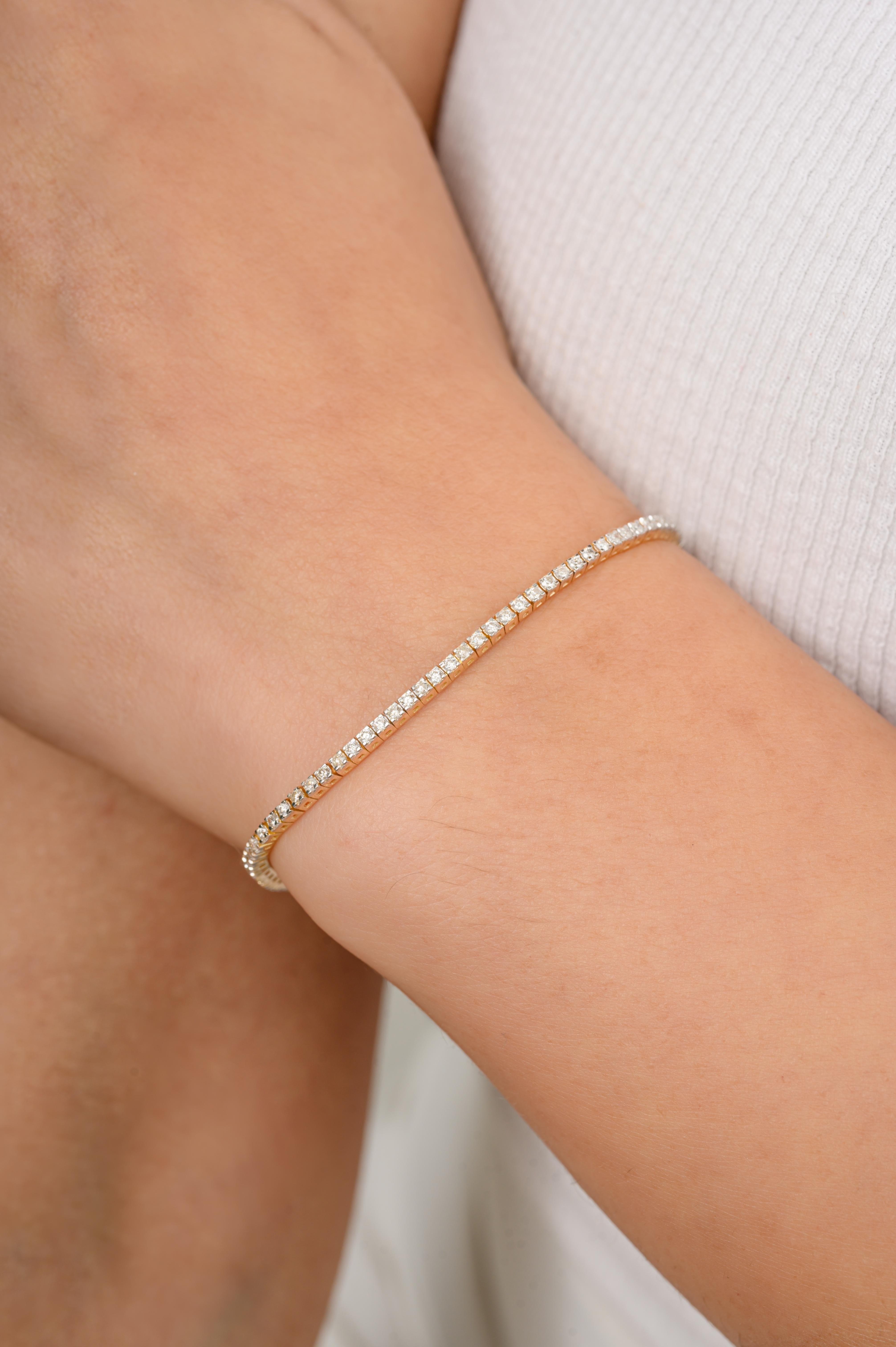 Ce bracelet de tennis empilable en or 18 carats et diamants véritables de 1 carat met en valeur des diamants naturels étincelants, d'un poids de 1 carat. 
Le diamant, pierre de naissance du mois d'avril, apporte l'amour, la gloire, le succès et la