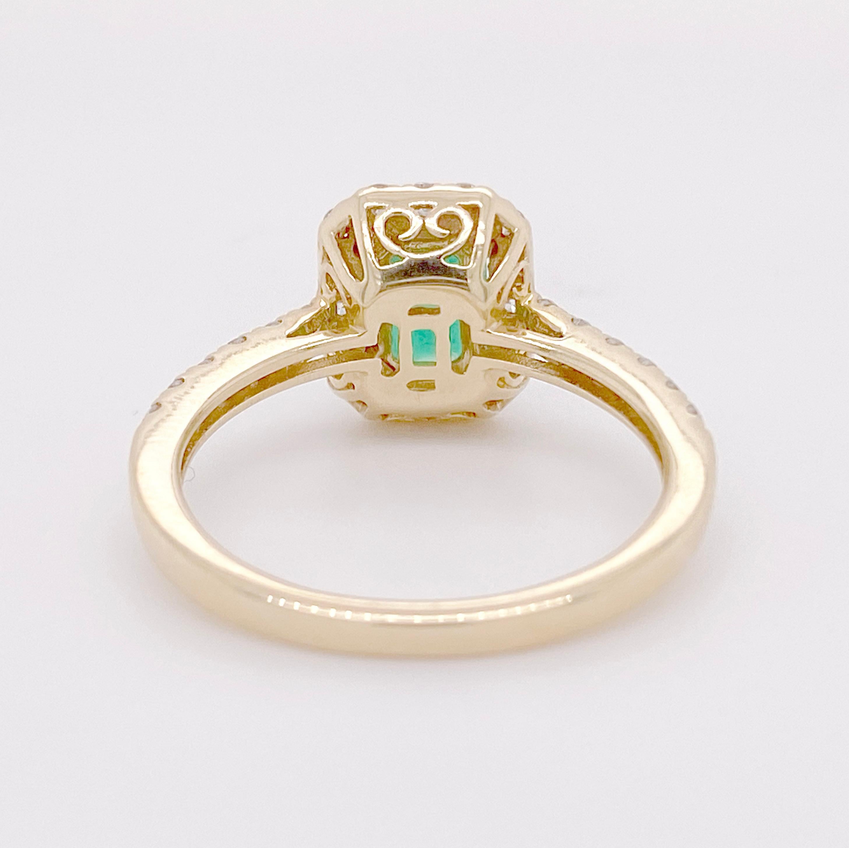 Contemporain Bague de fiançailles en or jaune avec émeraude véritable de 1 carat et halo de diamants de 0,50 carat en vente