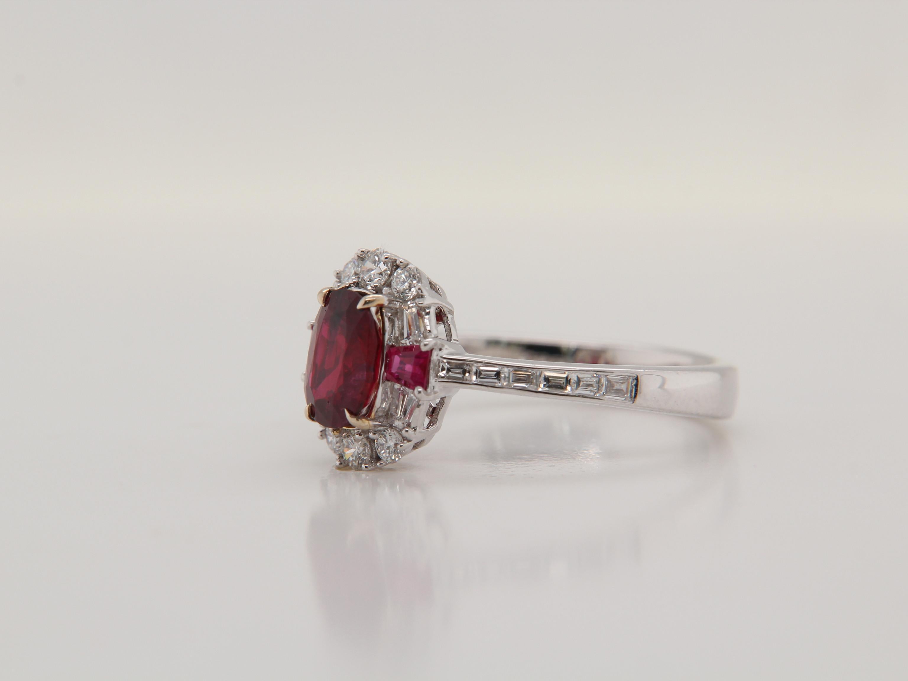 Taglio cuscino Anello con diamante rubino senza calore GRS sangue di piccione birmano da 1,08 carati in oro 18 carati in vendita