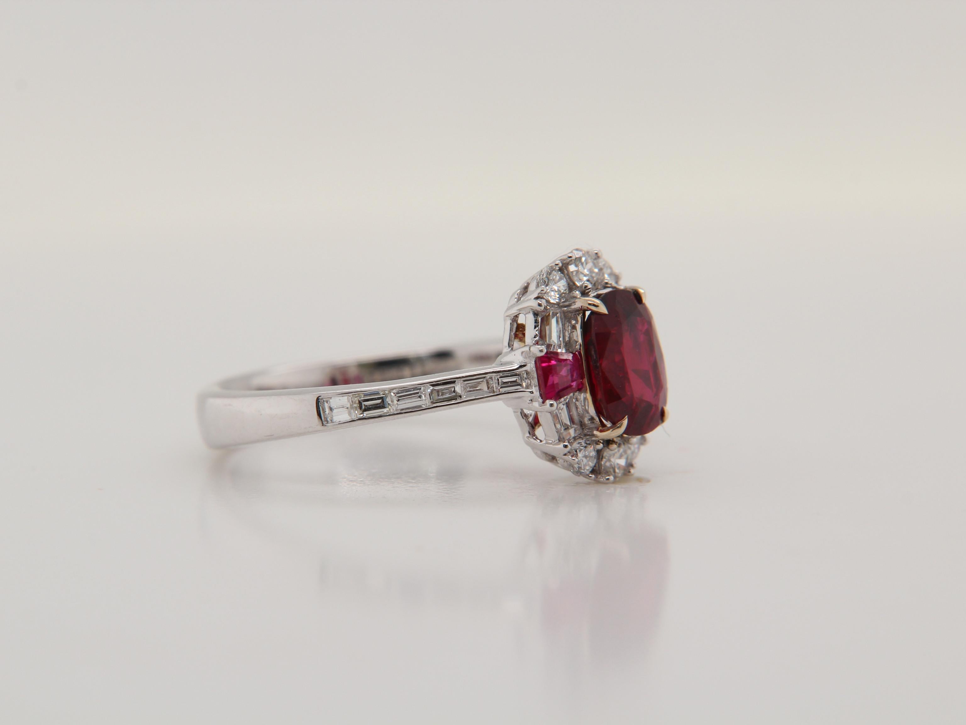 Anello con diamante rubino senza calore GRS sangue di piccione birmano da 1,08 carati in oro 18 carati In condizioni Nuovo in vendita a Bangkok, TH