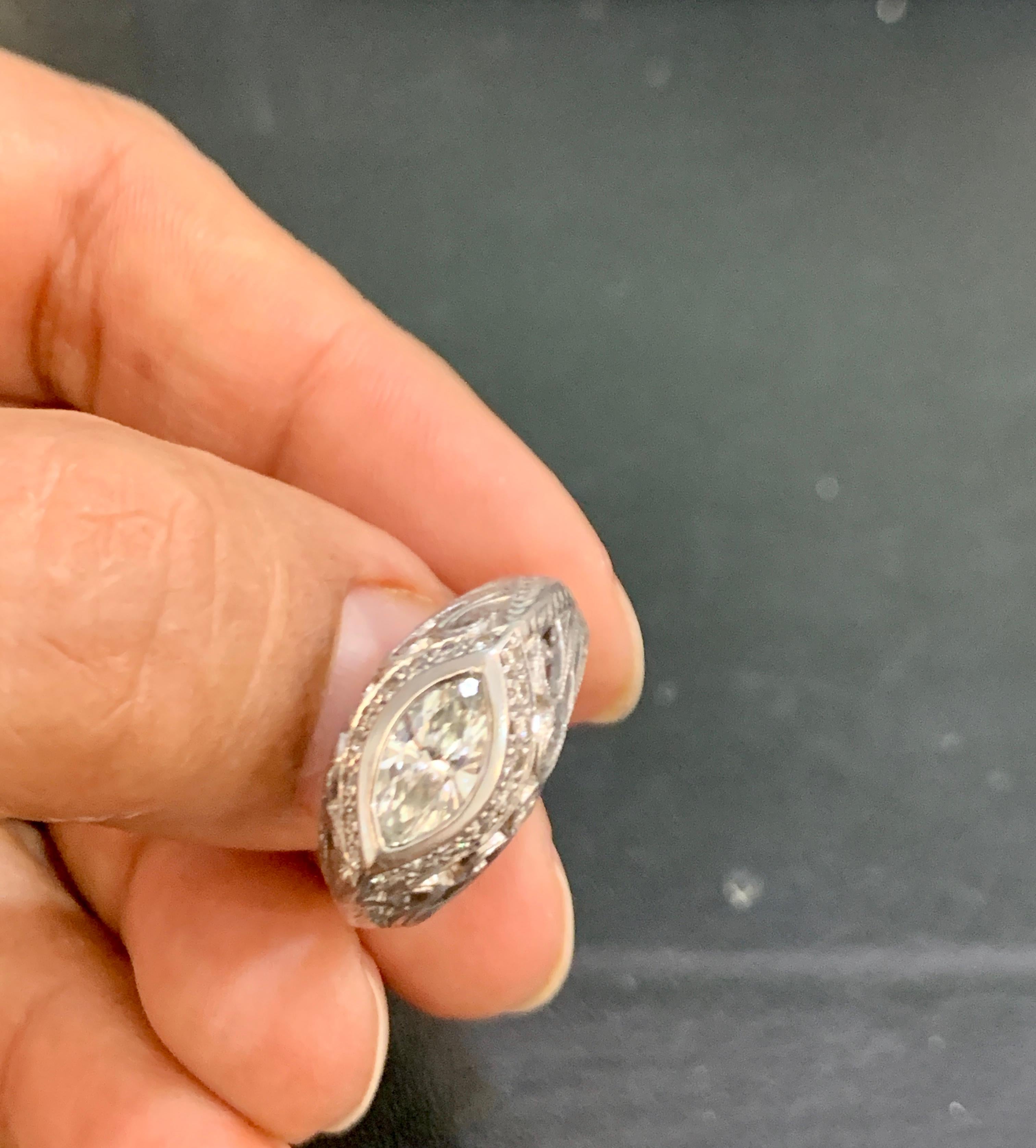 Bague en or blanc 14 carats avec diamant central en forme de marquise de 1 carat, style Art déco en vente 3
