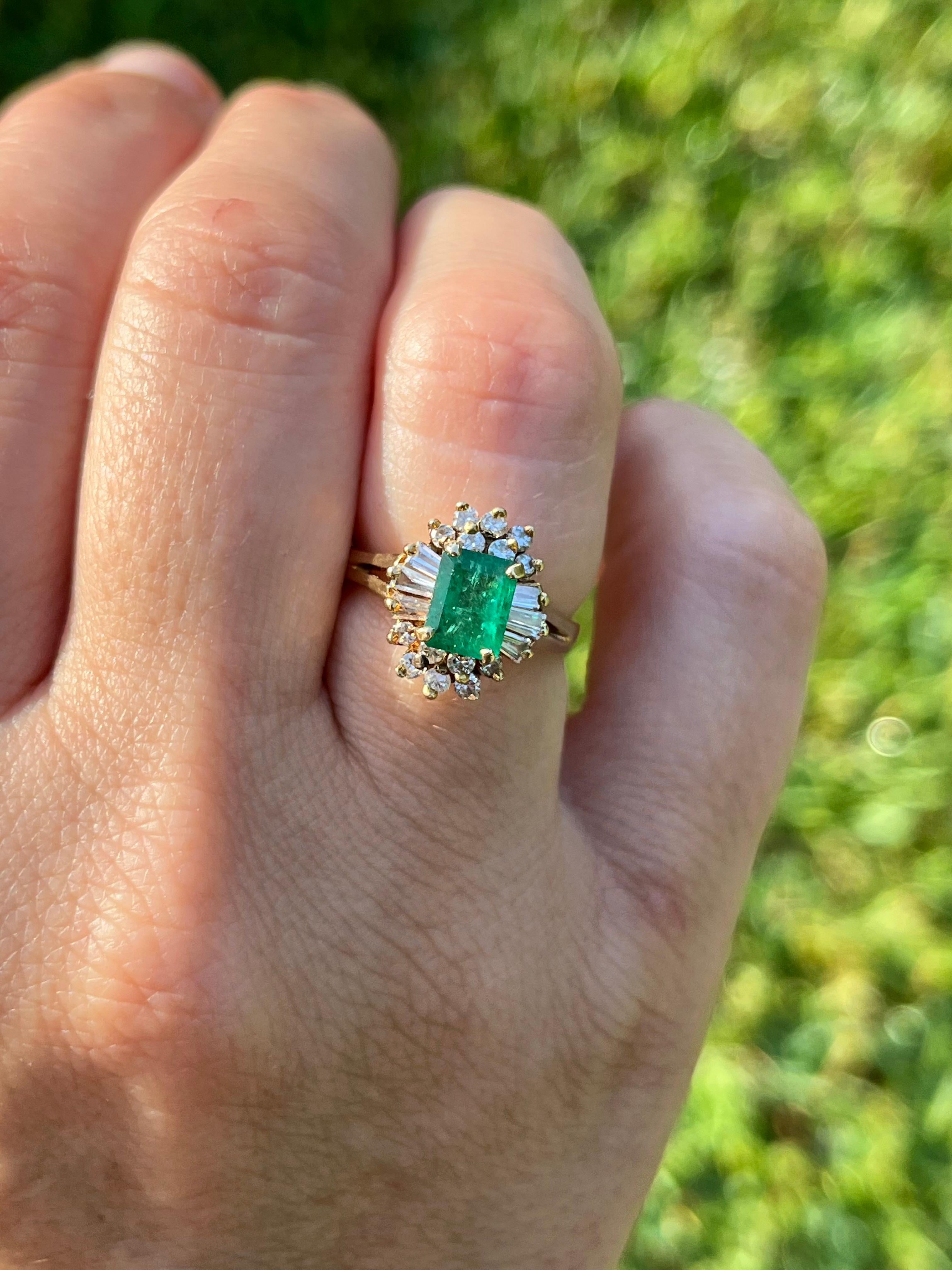 1 Carat Natural Emerald Ring with Baguette Diamond Halo in 14k Yellow Gold In Good Condition For Sale In Miami, FL
