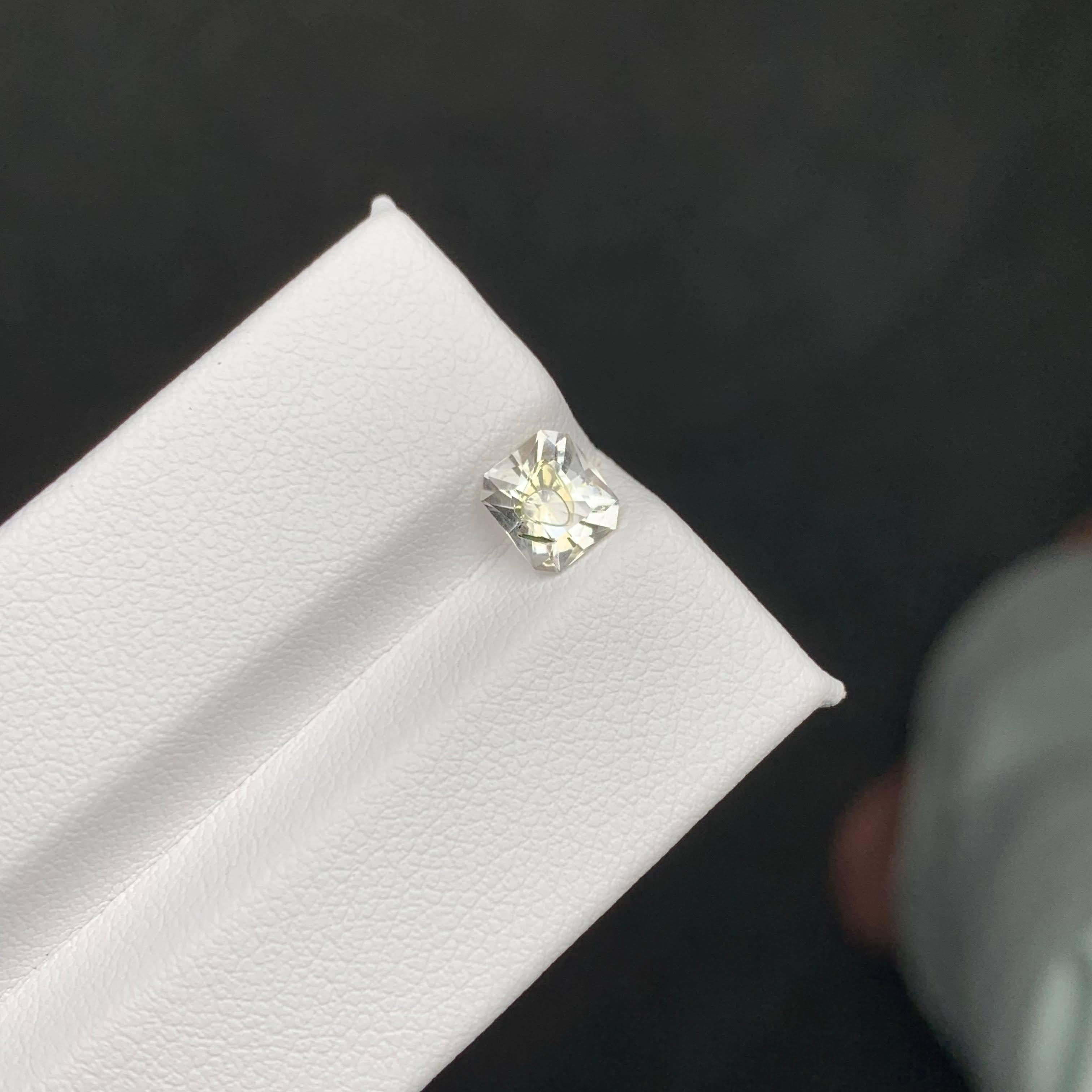 1 Carat Natural Loose Petroleum Quartz Stone Faceted Pakistani Gemstone (pierre précieuse pakistanaise à facettes) en vente 4