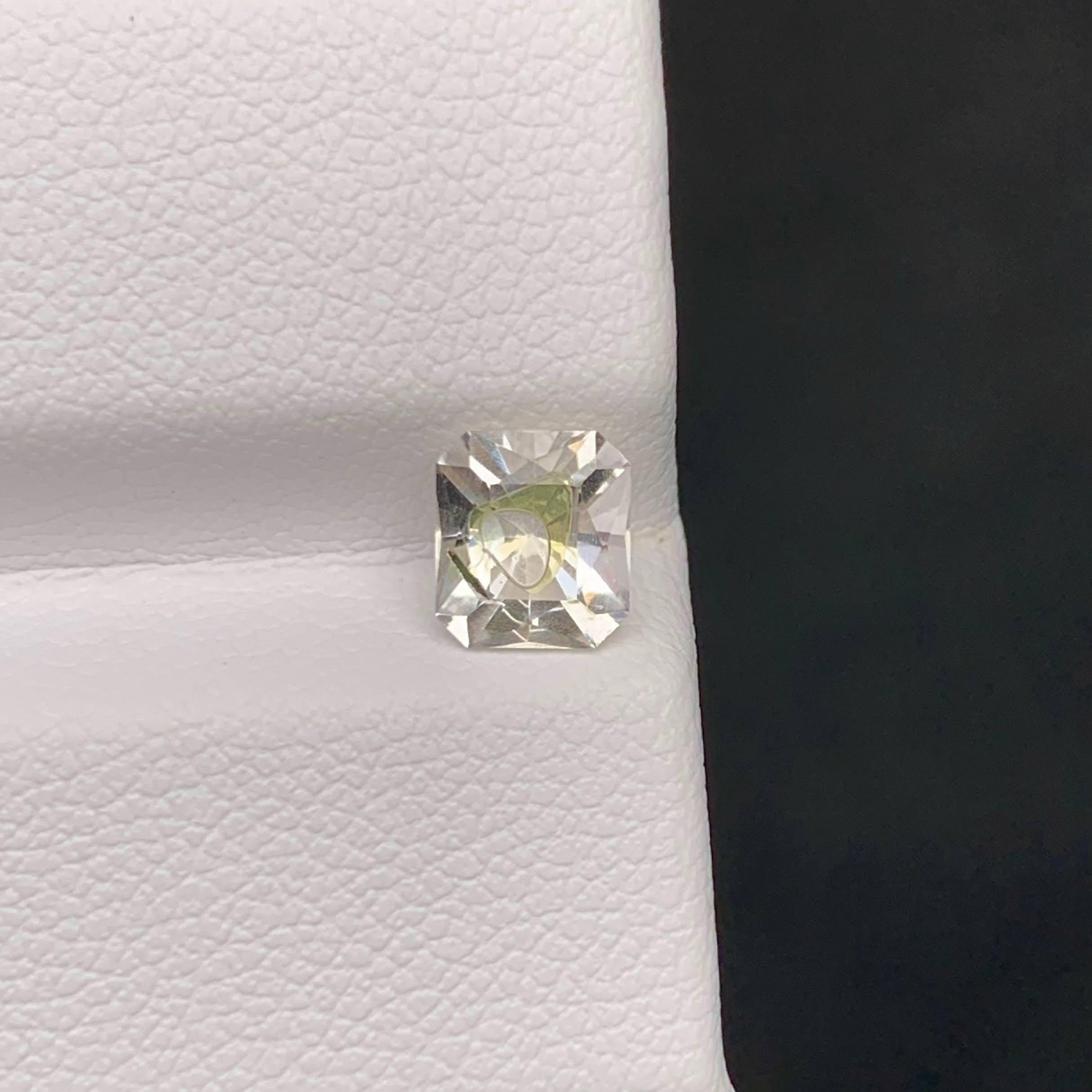 Poids 1,00 carat 
Dimensions 6,3x5,6x4,6mm
Traitement Aucun
Origine : Pakistan 
Clarity SI
Forme Coupe Coussin fantaisie 




Ce quartz pétrolier naturel en vrac de 1 carat provenant du Pakistan est une pierre précieuse rare et de grande collection,