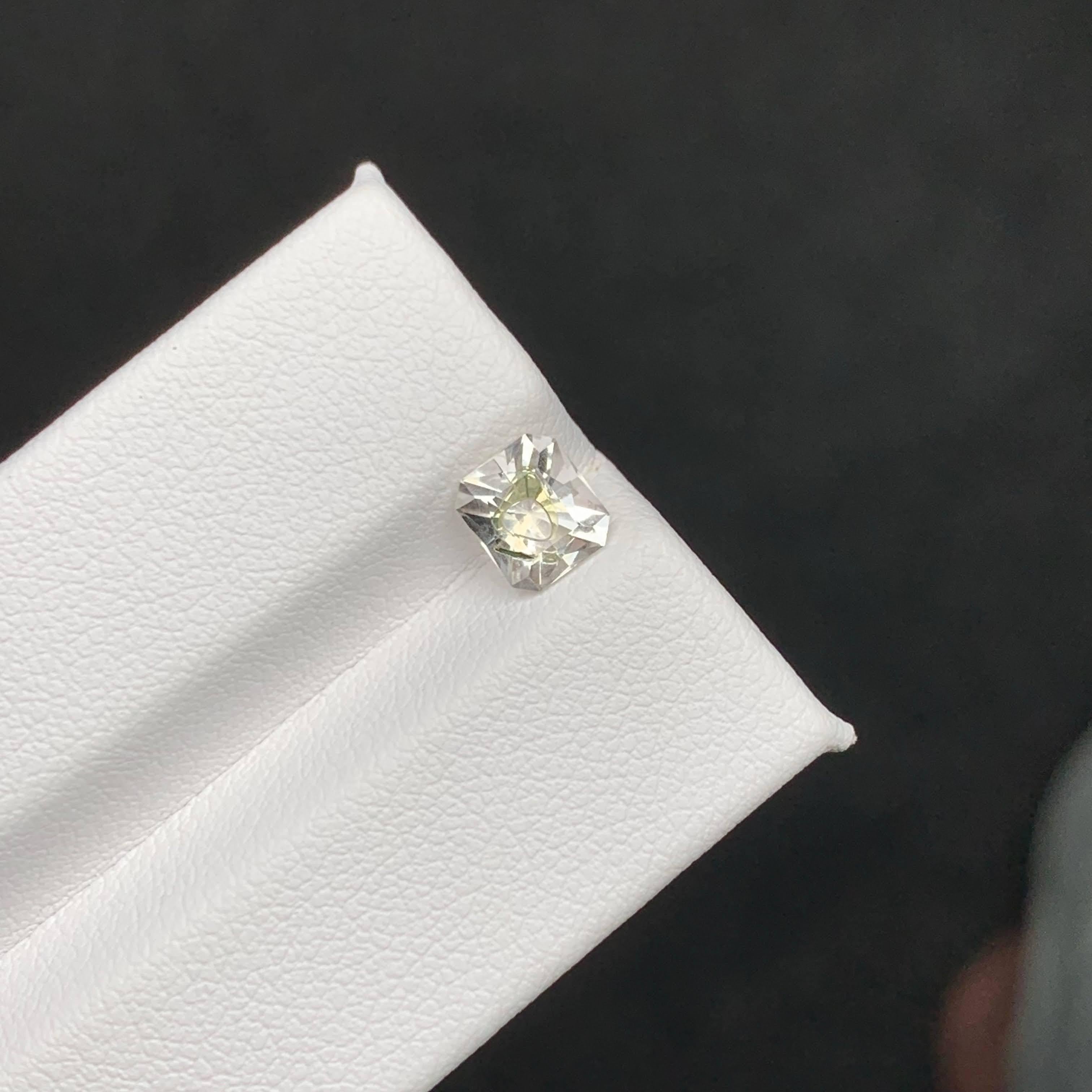 Moderne 1 Carat Natural Loose Petroleum Quartz Stone Faceted Pakistani Gemstone (pierre précieuse pakistanaise à facettes) en vente