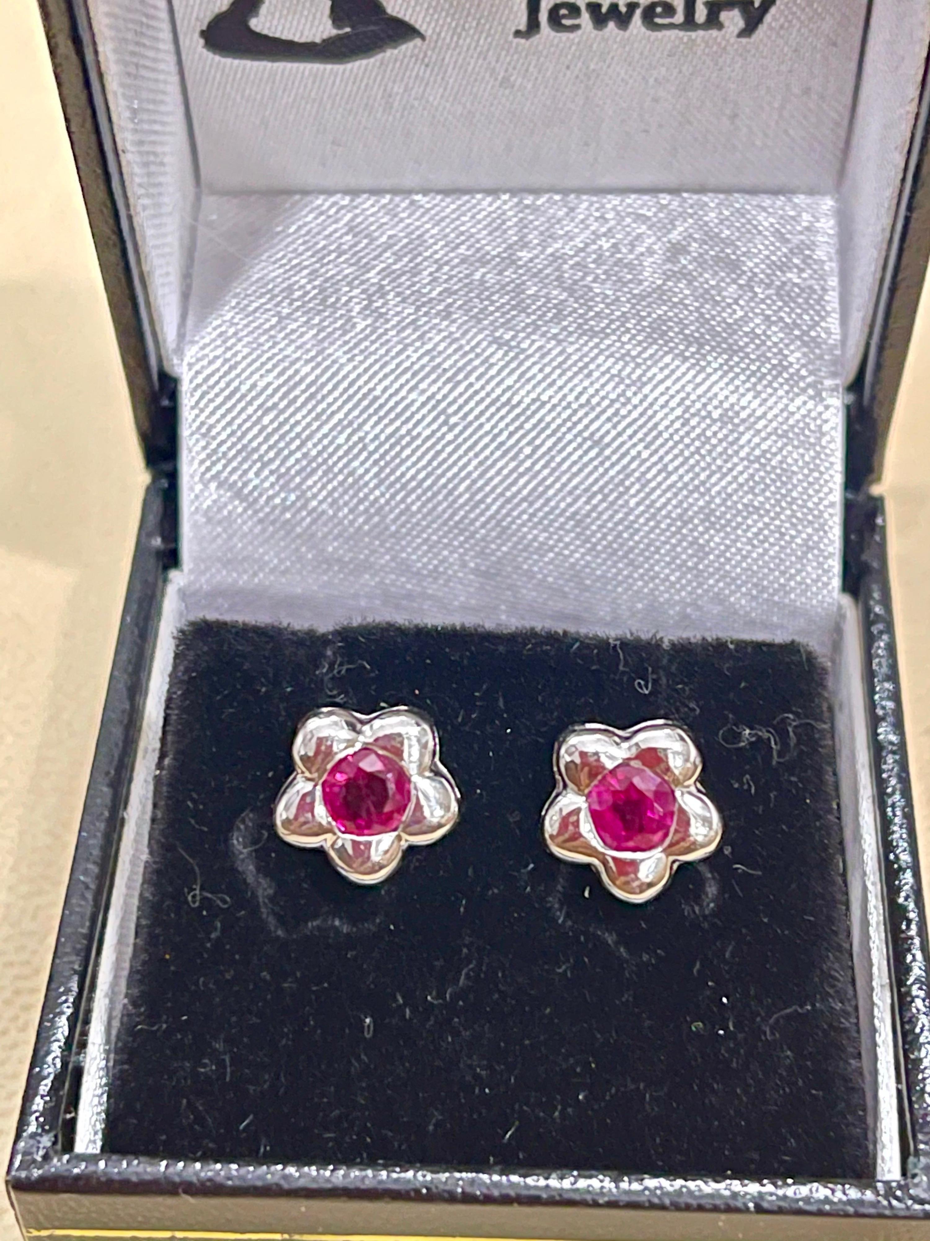 Taille ronde Clous d'oreilles en or blanc 14 carats avec rubis naturel rond de 1 carat, à l'arrière en vente