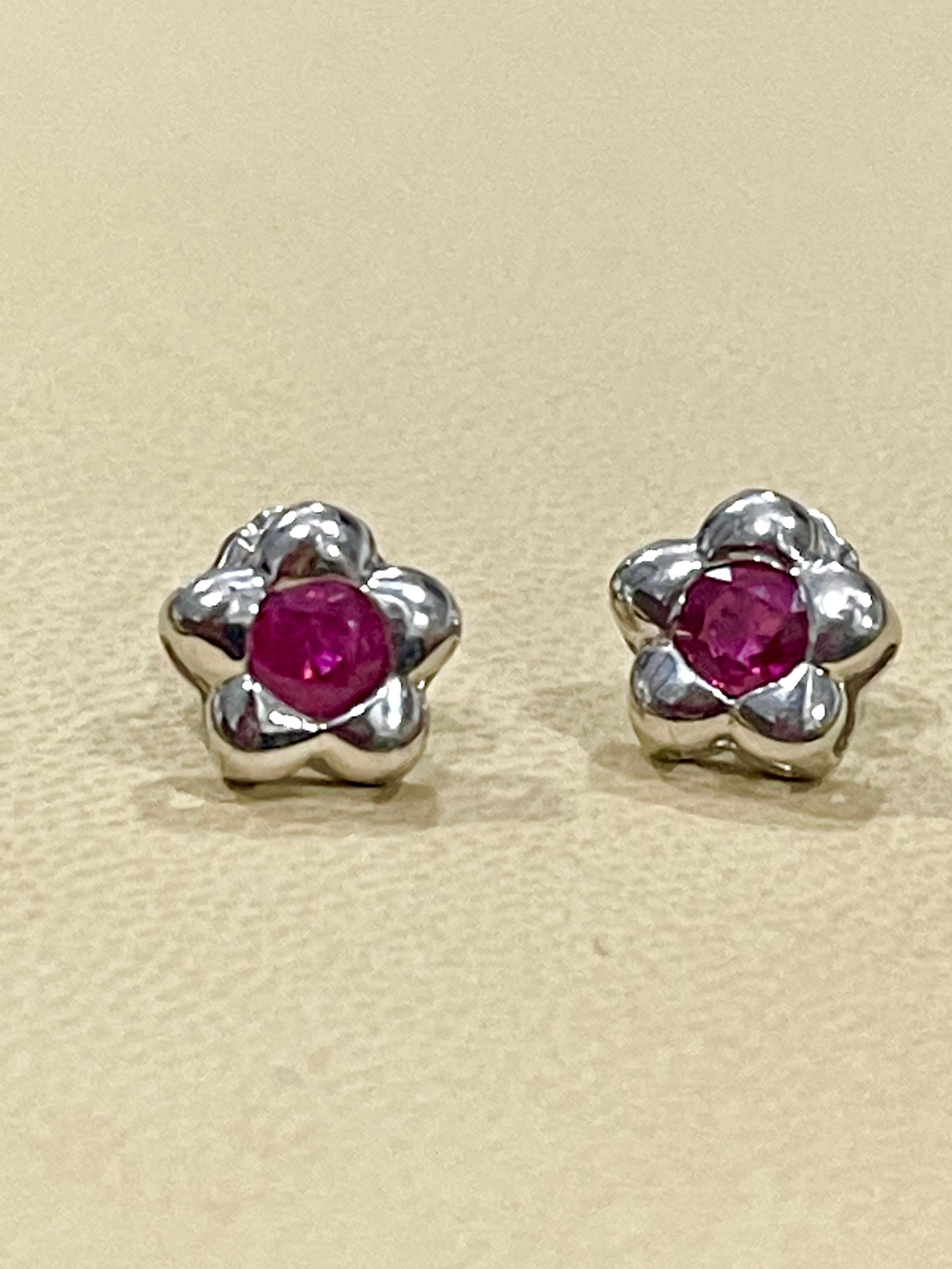 Clous d'oreilles en or blanc 14 carats avec rubis naturel rond de 1 carat, à l'arrière en vente 3