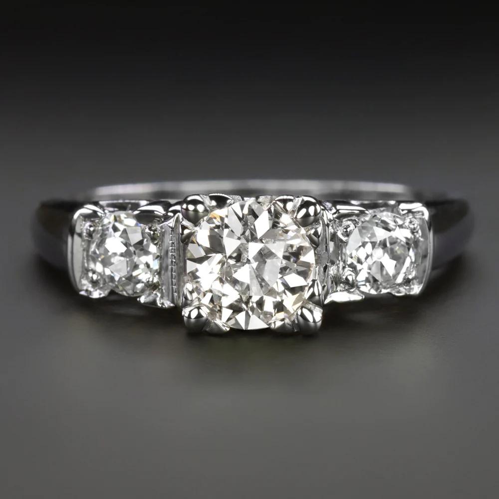 Te presentamos una exquisita pieza de historia renacida: el Anillo de Compromiso de Diamantes Estilo Vintage. Con un deslumbrante trío de diamantes de talla europea antigua de 1 quilate engastados en lustroso oro blanco de 14k, este anillo desprende