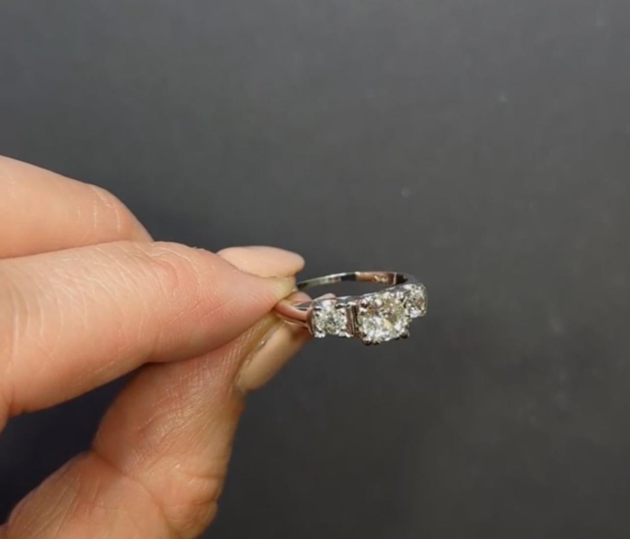 Anillo de oro blanco estilo vintage de 3 piedras con diamantes europeos antiguos de 1 quilate Art Decó en venta