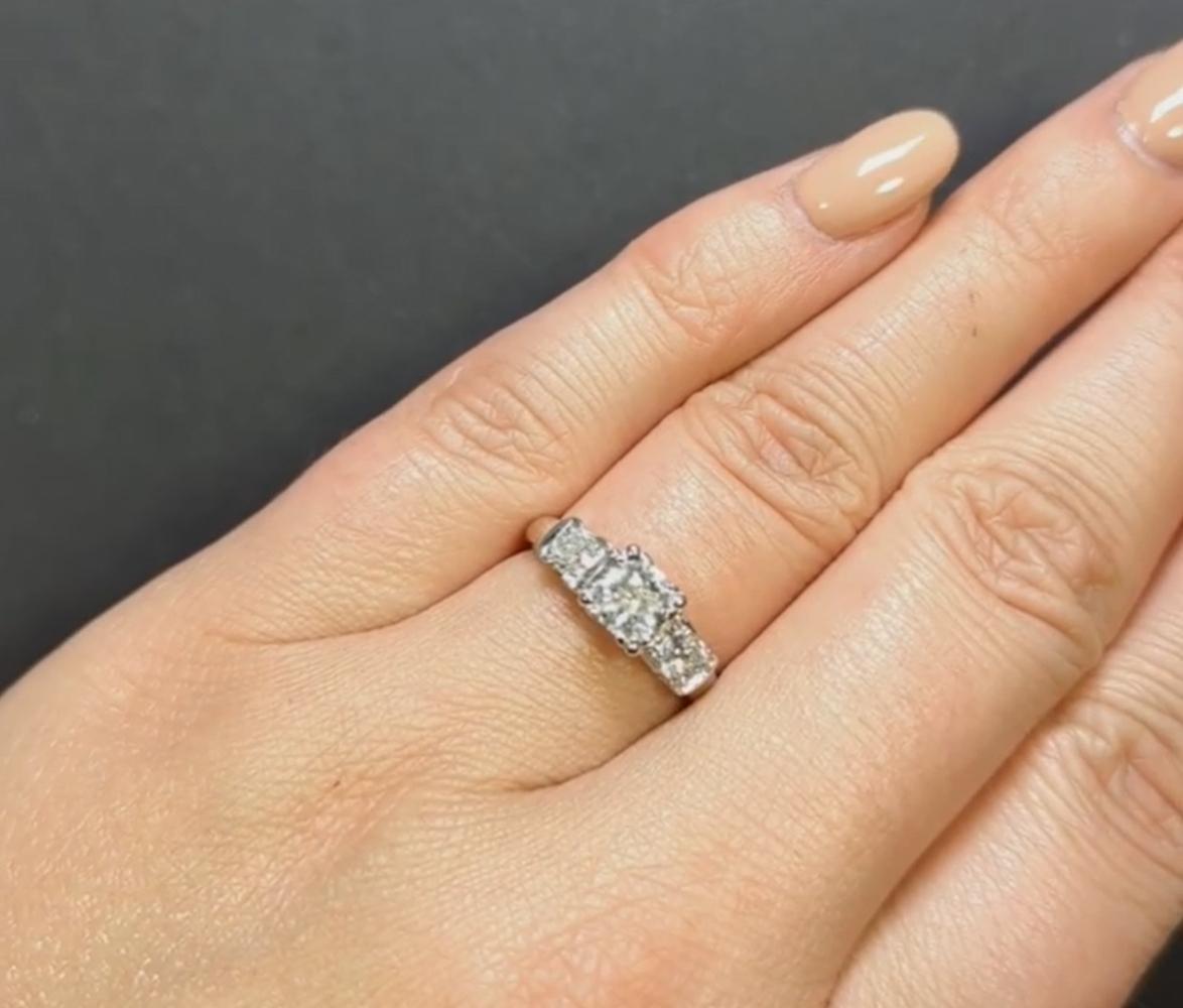 Anillo de oro blanco estilo vintage de 3 piedras con diamantes europeos antiguos de 1 quilate en Nuevo estado para la venta en Chicago, IL
