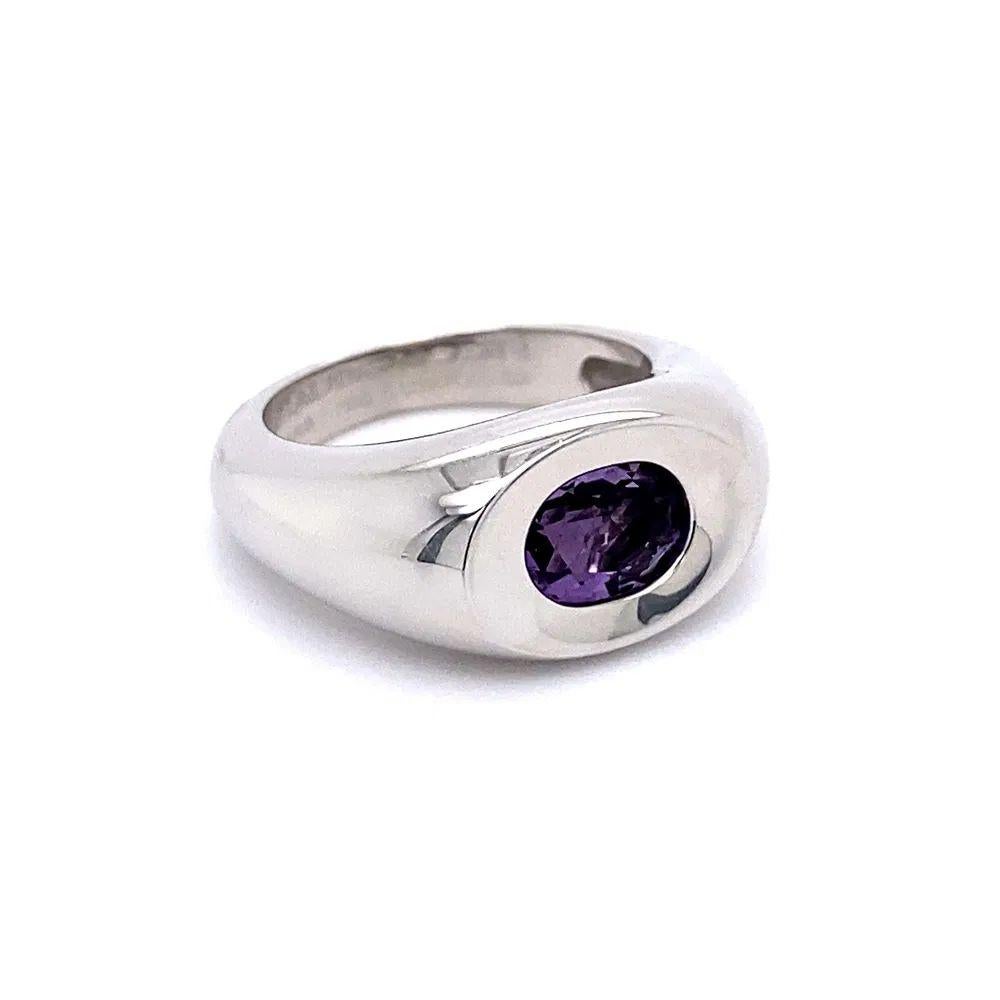 Sencillamente hermoso Anillo solitario de oro con cúpula de amatista. Con una amatista ovalada de 1 quilate anidada de forma segura. Montaje artesanal en oro blanco de 18 quilates. Mide aprox.  0,92