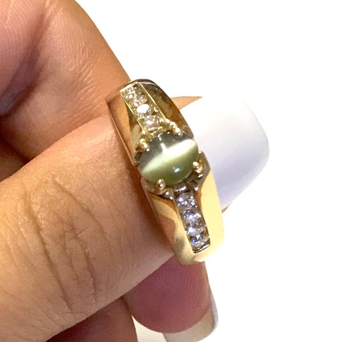 1 Carat Oval Cats Eye and 0.35 Carat Diamond Men's Ring In New Condition In GREAT NECK, NY