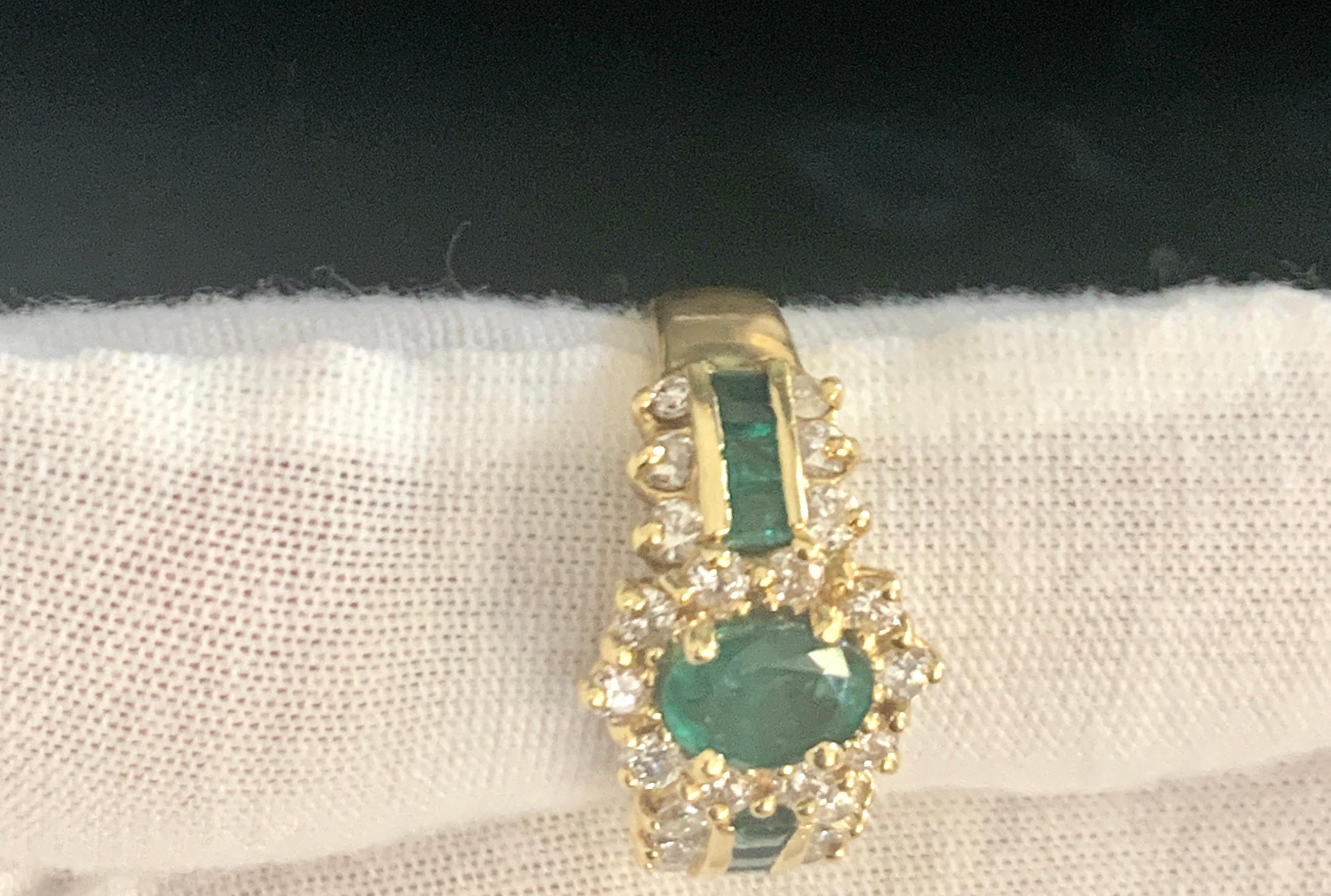 1 Carat Oval Cut Emerald and 1.0 Carat Diamond Ring 18 Karat Yellow Gold For Sale 4
