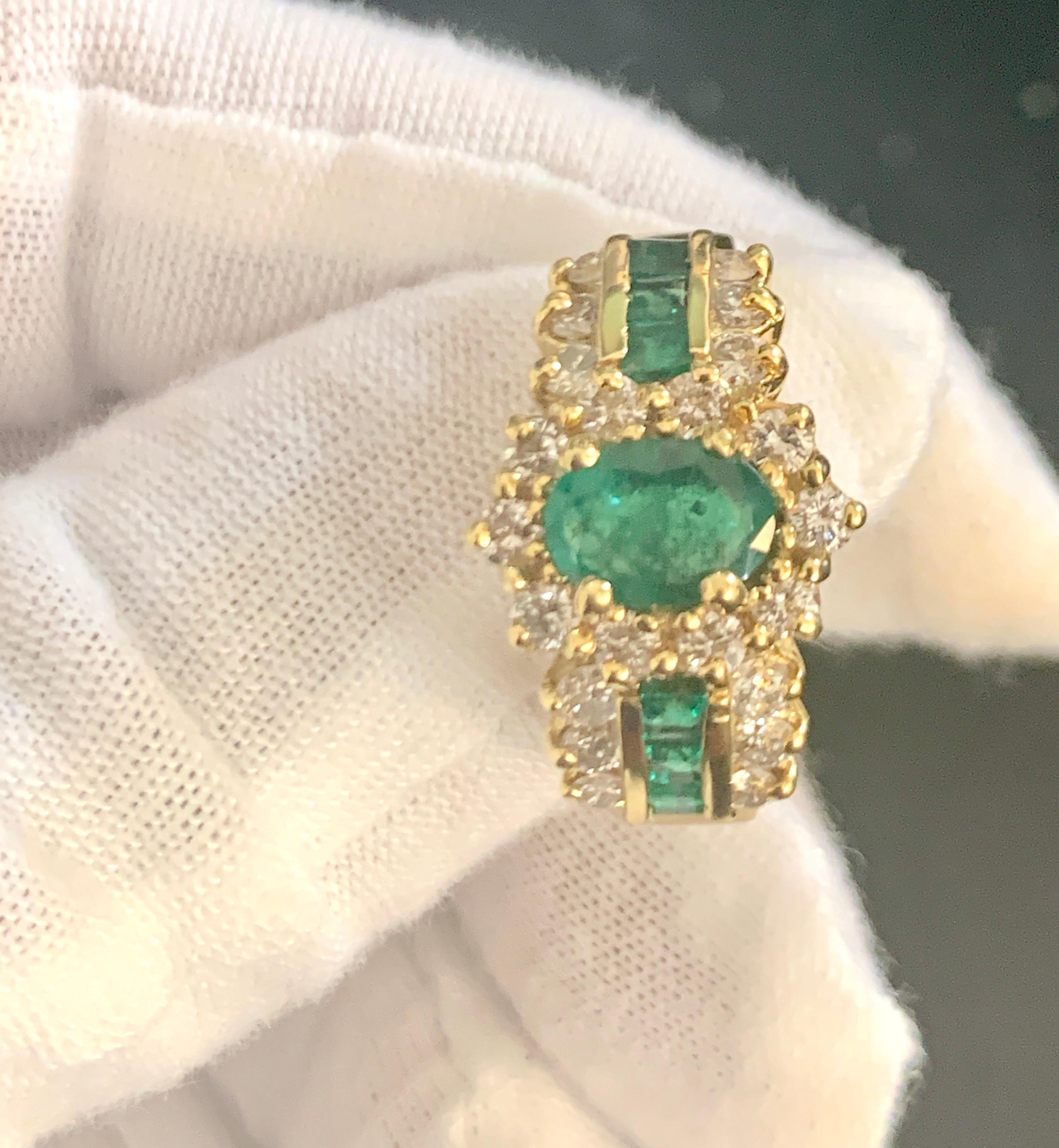 1 Carat Oval Cut Emerald and 1.0 Carat Diamond Ring 18 Karat Yellow Gold In Excellent Condition For Sale In New York, NY