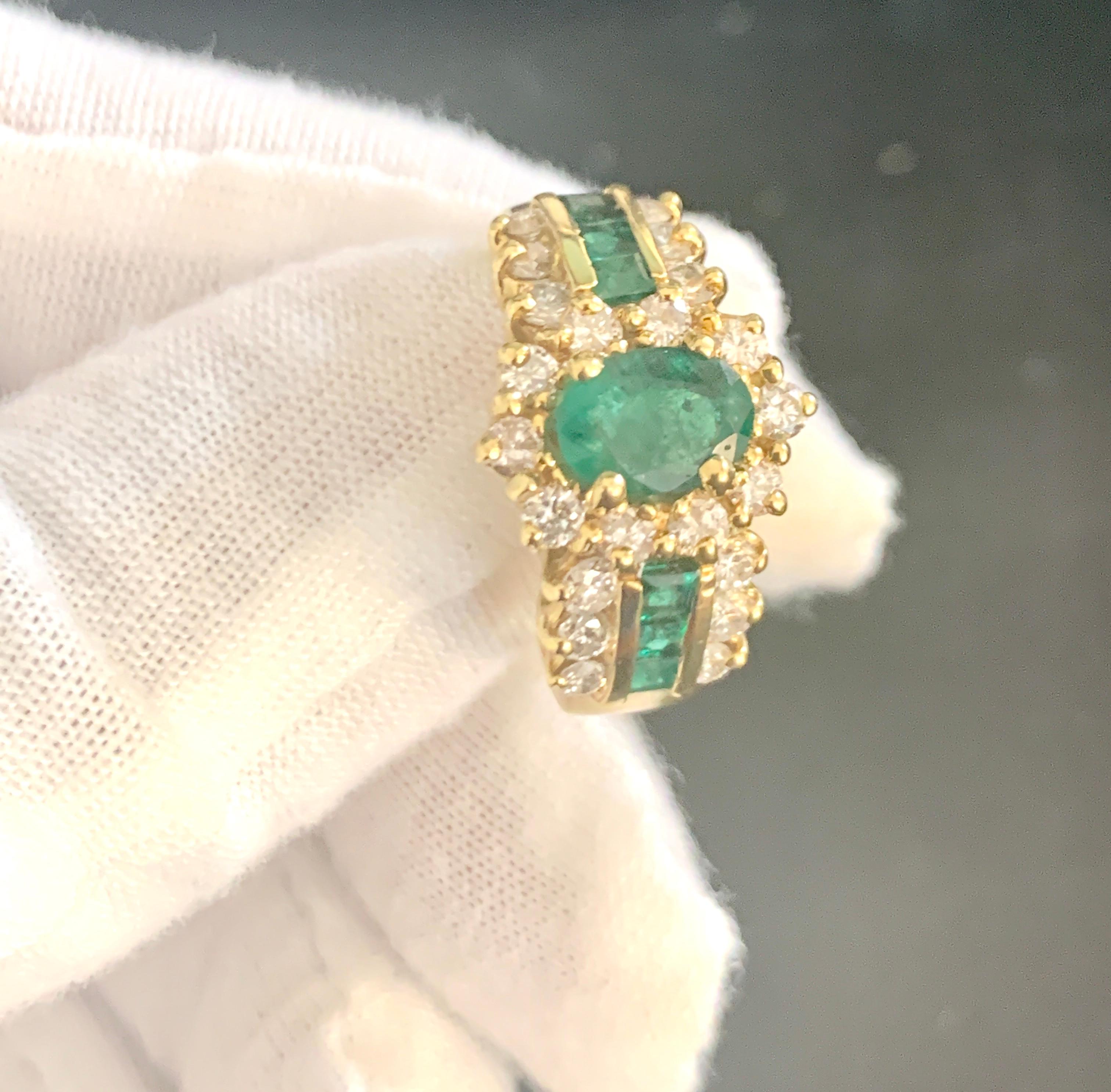 Women's 1 Carat Oval Cut Emerald and 1.0 Carat Diamond Ring 18 Karat Yellow Gold For Sale